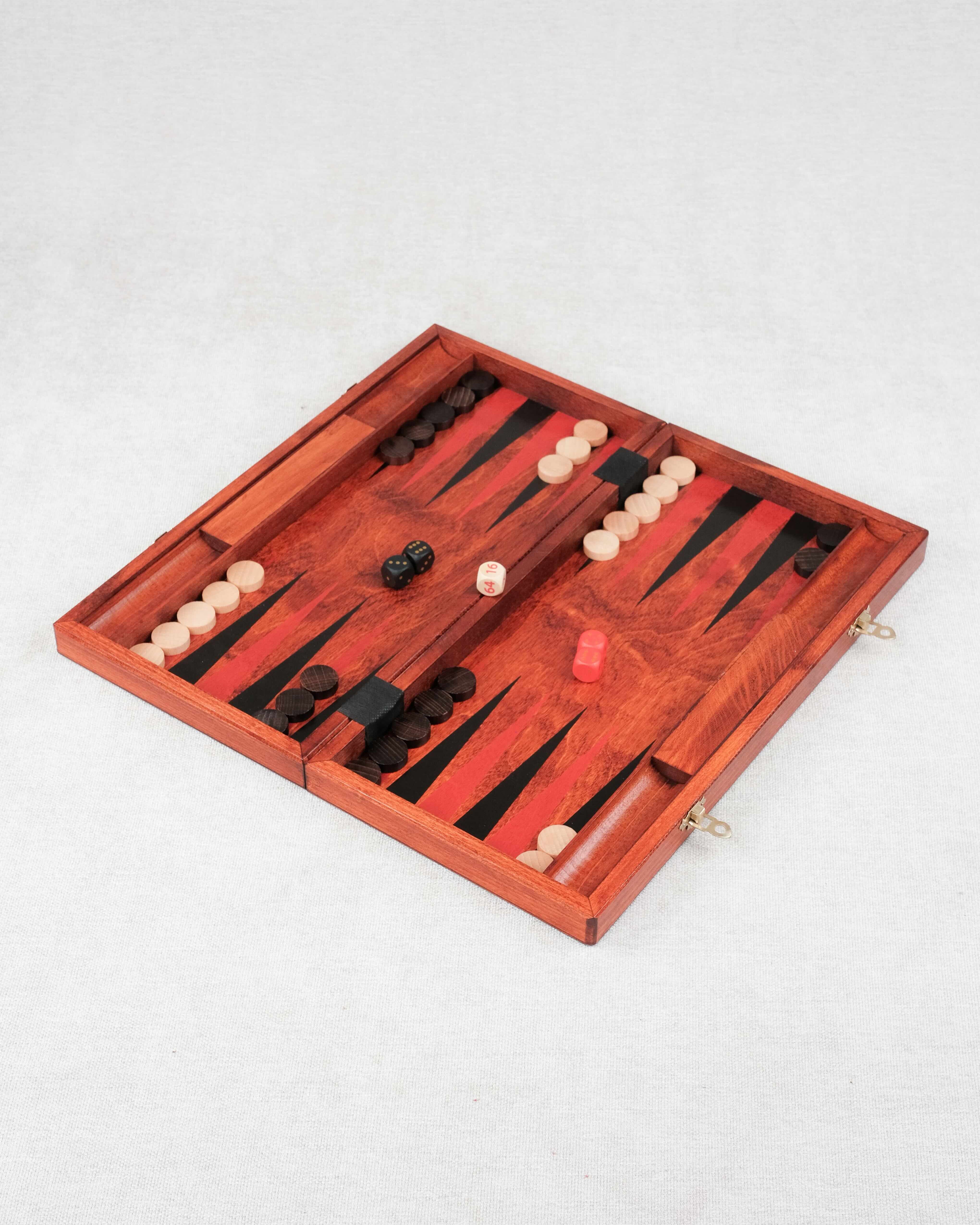 Backgammon en bois grand format ouvert avec pions disposés