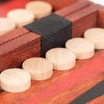 Pions clairs en bois sur le plateau de Backgammon