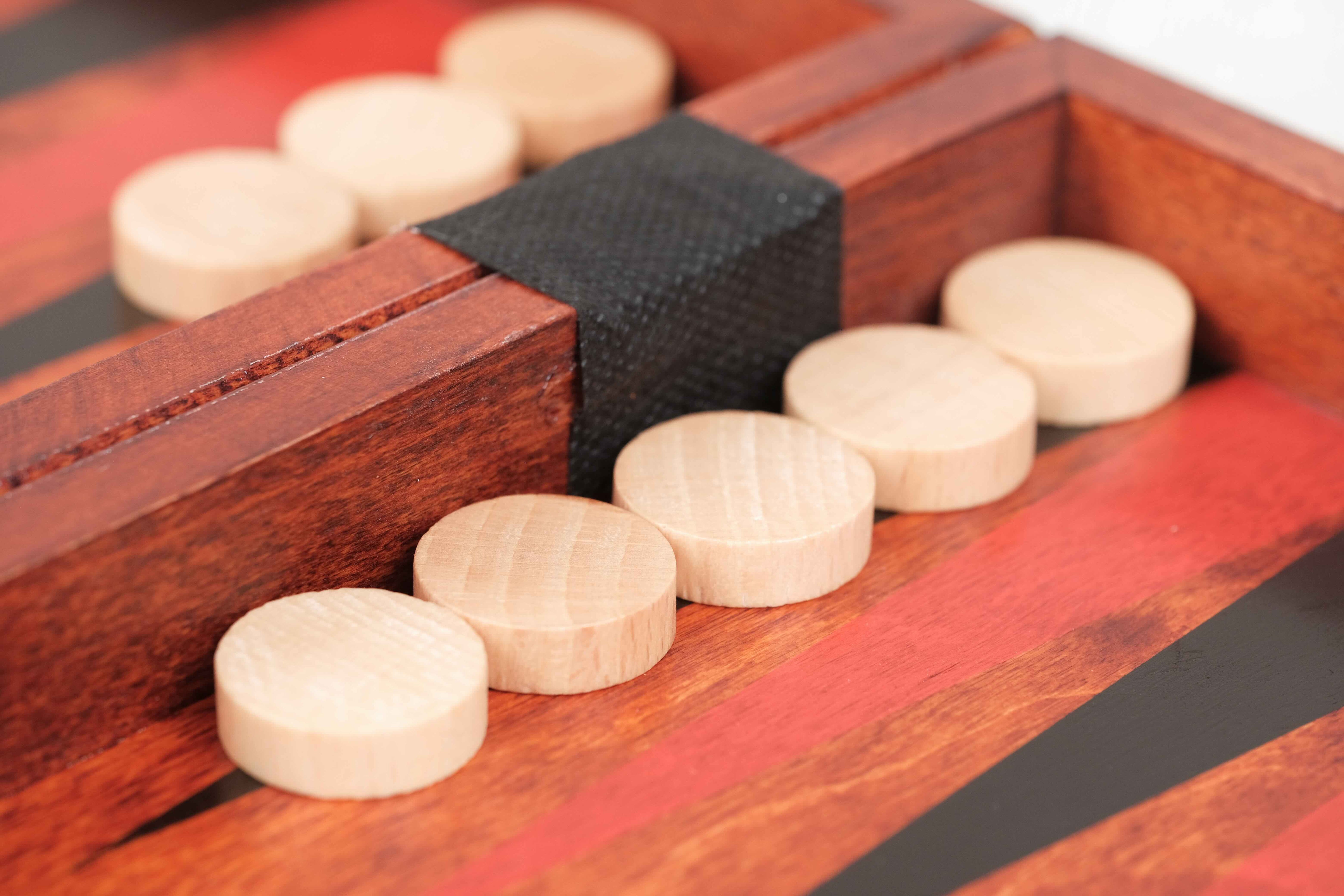 Pions clairs en bois sur le plateau de Backgammon