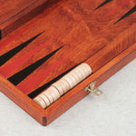 Pions noirs et clairs alignés dans le coffret de Backgammon