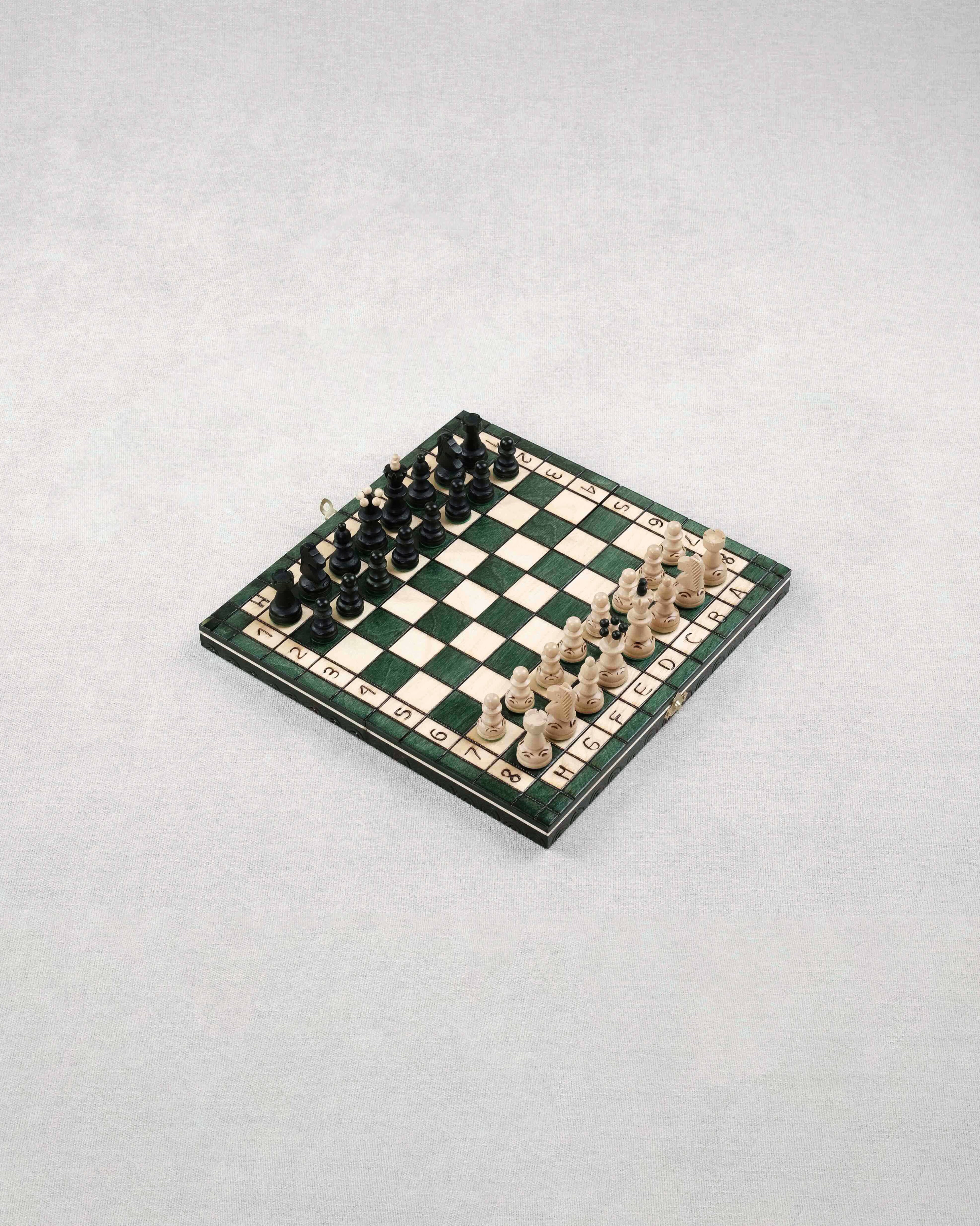 Jeu d’échecs en bois vert format M avec pièces installées