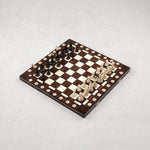 Coffret d’échecs L en bois foncé ouvert avec pièces installées