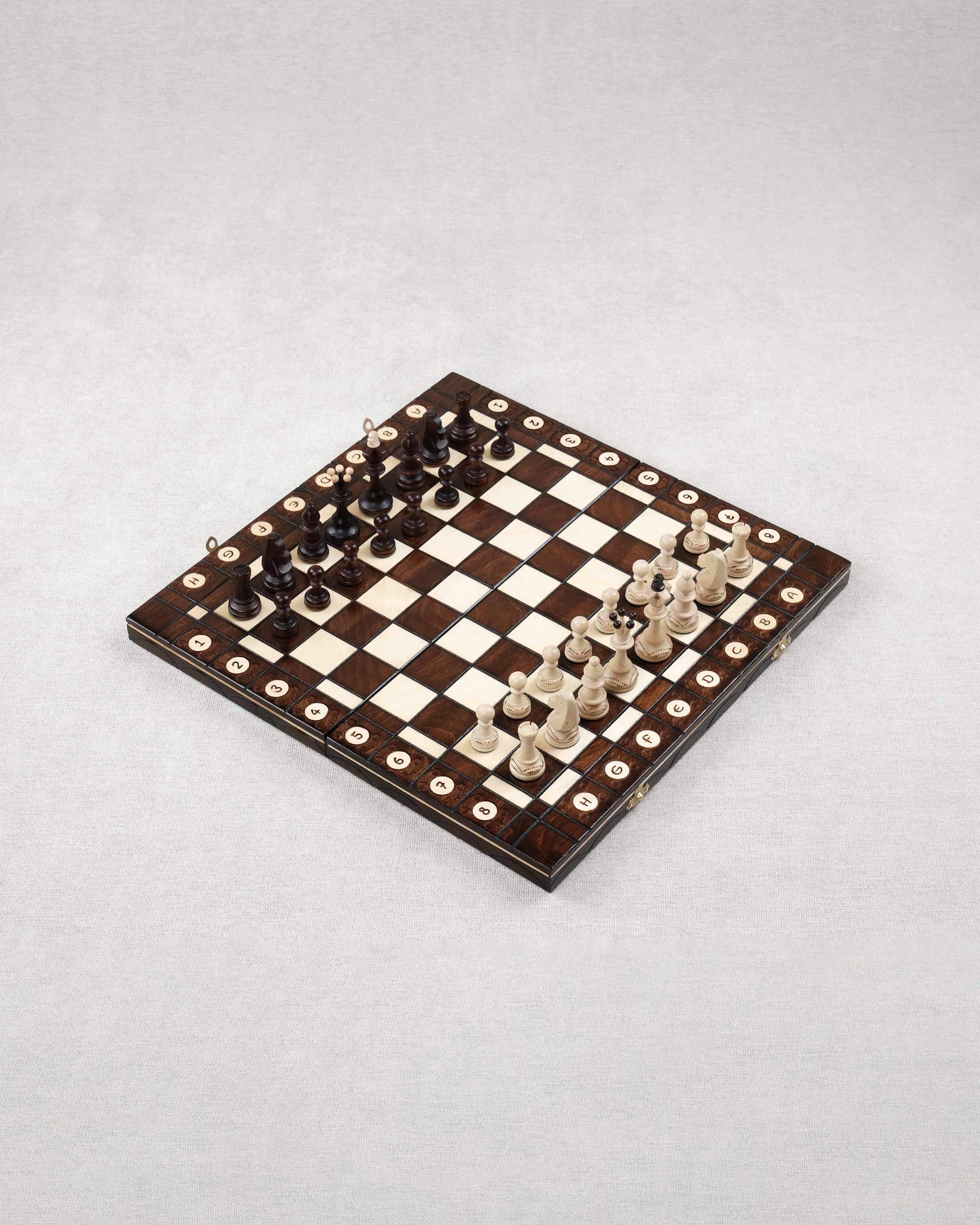 Coffret d’échecs L en bois foncé ouvert avec pièces installées
