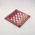 Jeu d’échecs en bois rouge grand format L avec plateau ouvert et pièces alignées