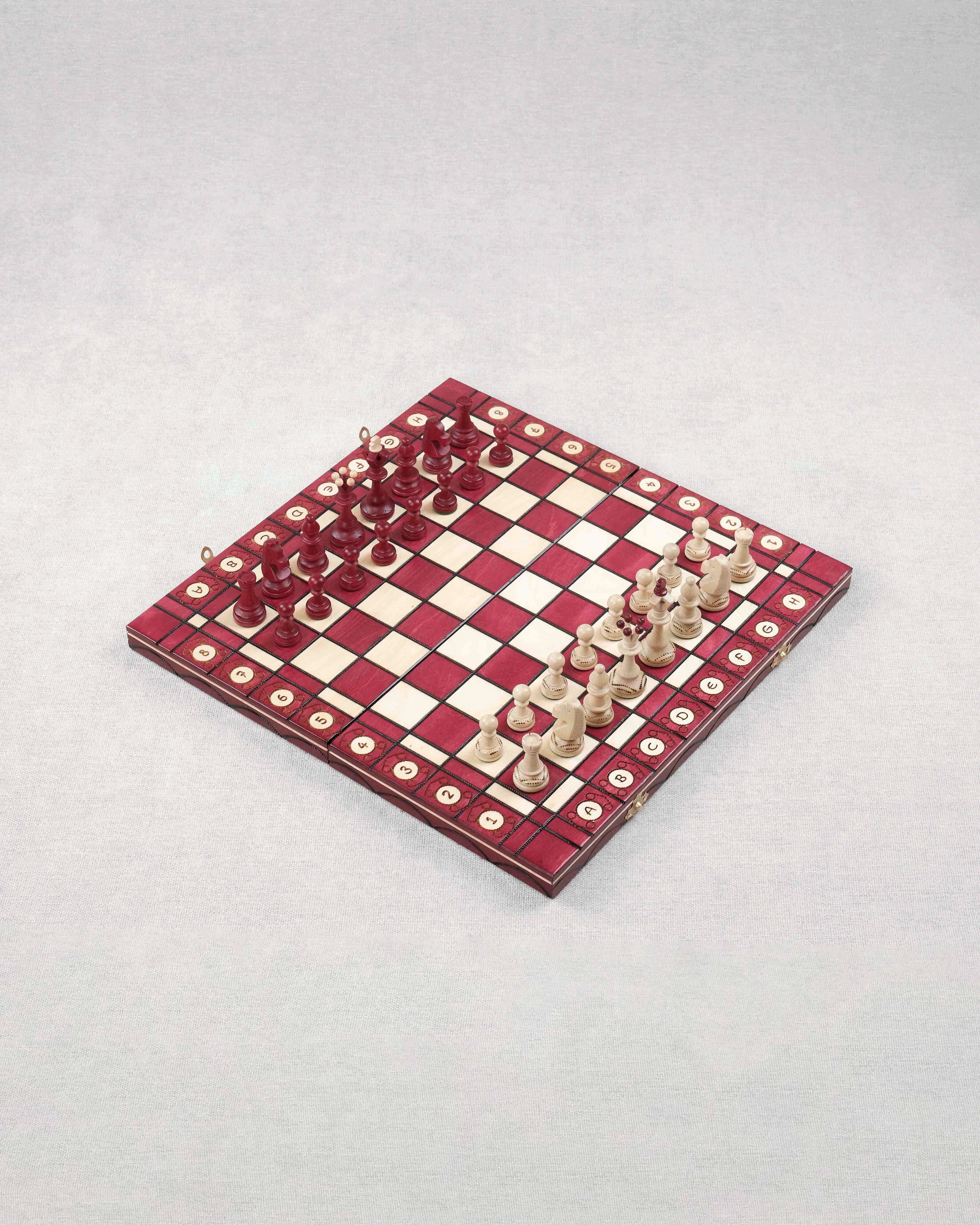 Jeu d’échecs en bois rouge grand format L avec plateau ouvert et pièces alignées