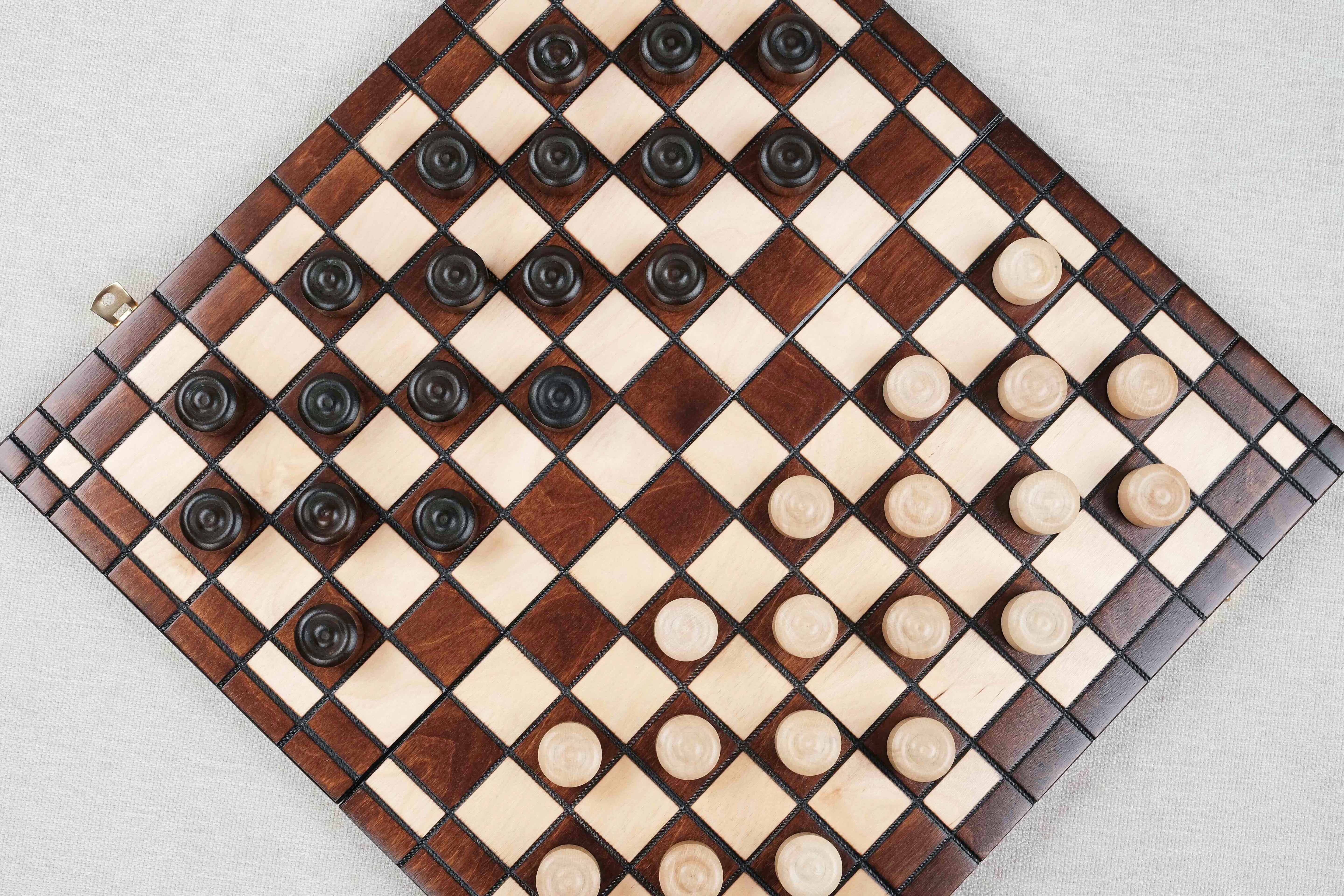 Jeu de dames grand format en bois marron clair et foncé