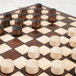 Détail du jeu de dames en bois marron avec cases naturelles et foncées