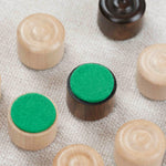 Pions de dames en bois marron et clair avec base feutrée verte