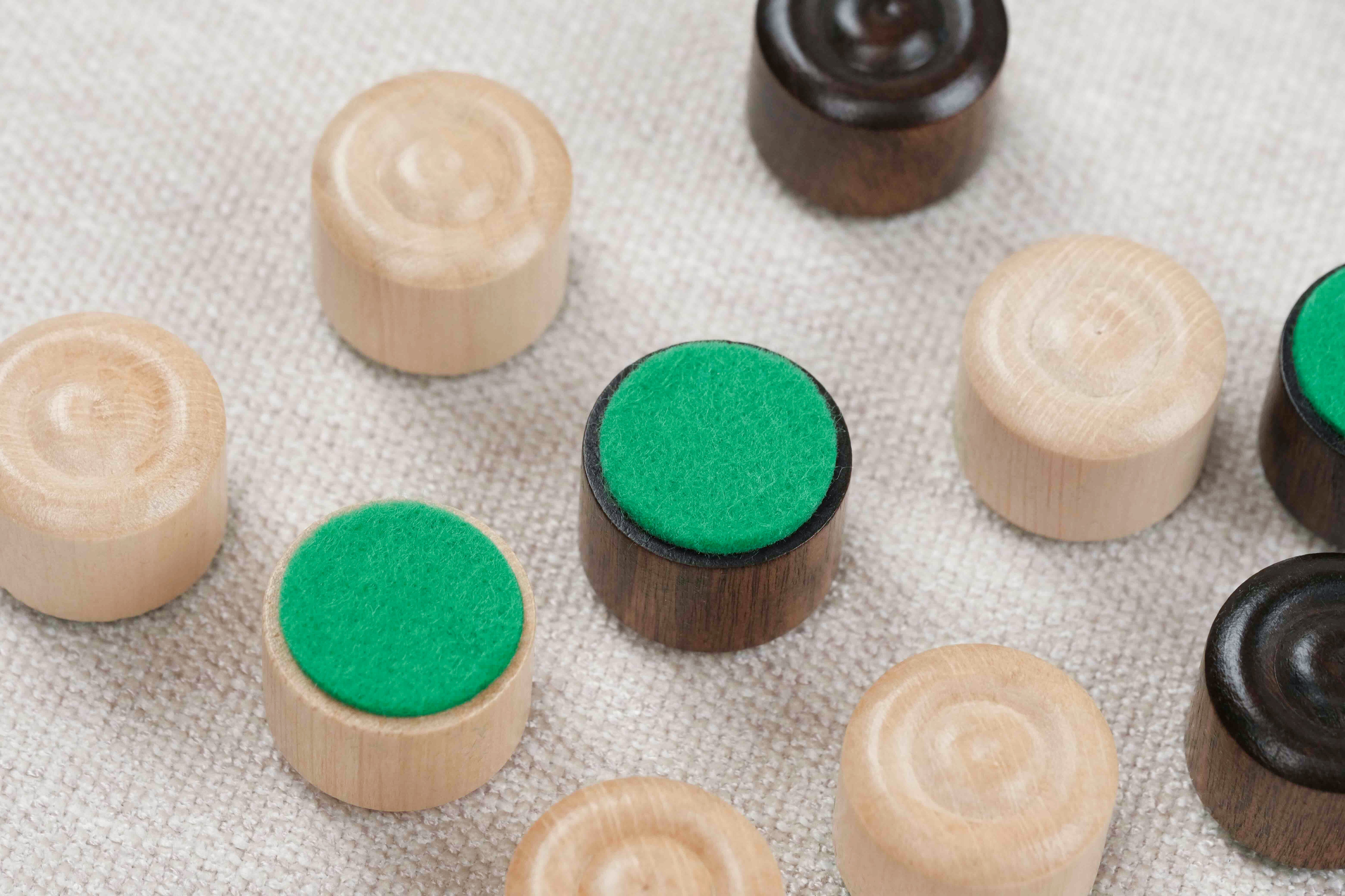 Pions de dames en bois marron et clair avec base feutrée verte