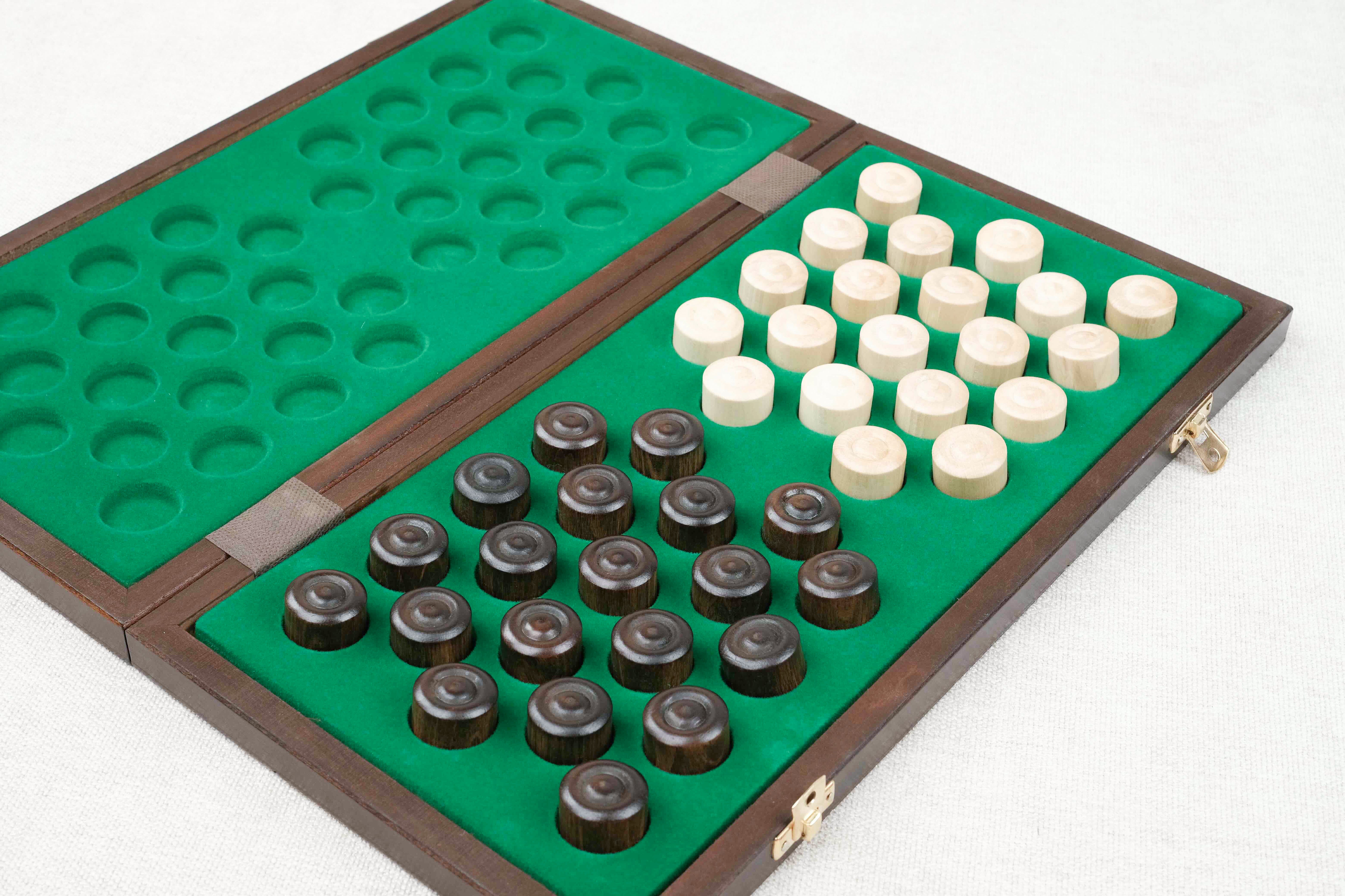 Coffret de dames en bois marron grand format avec pions rangés