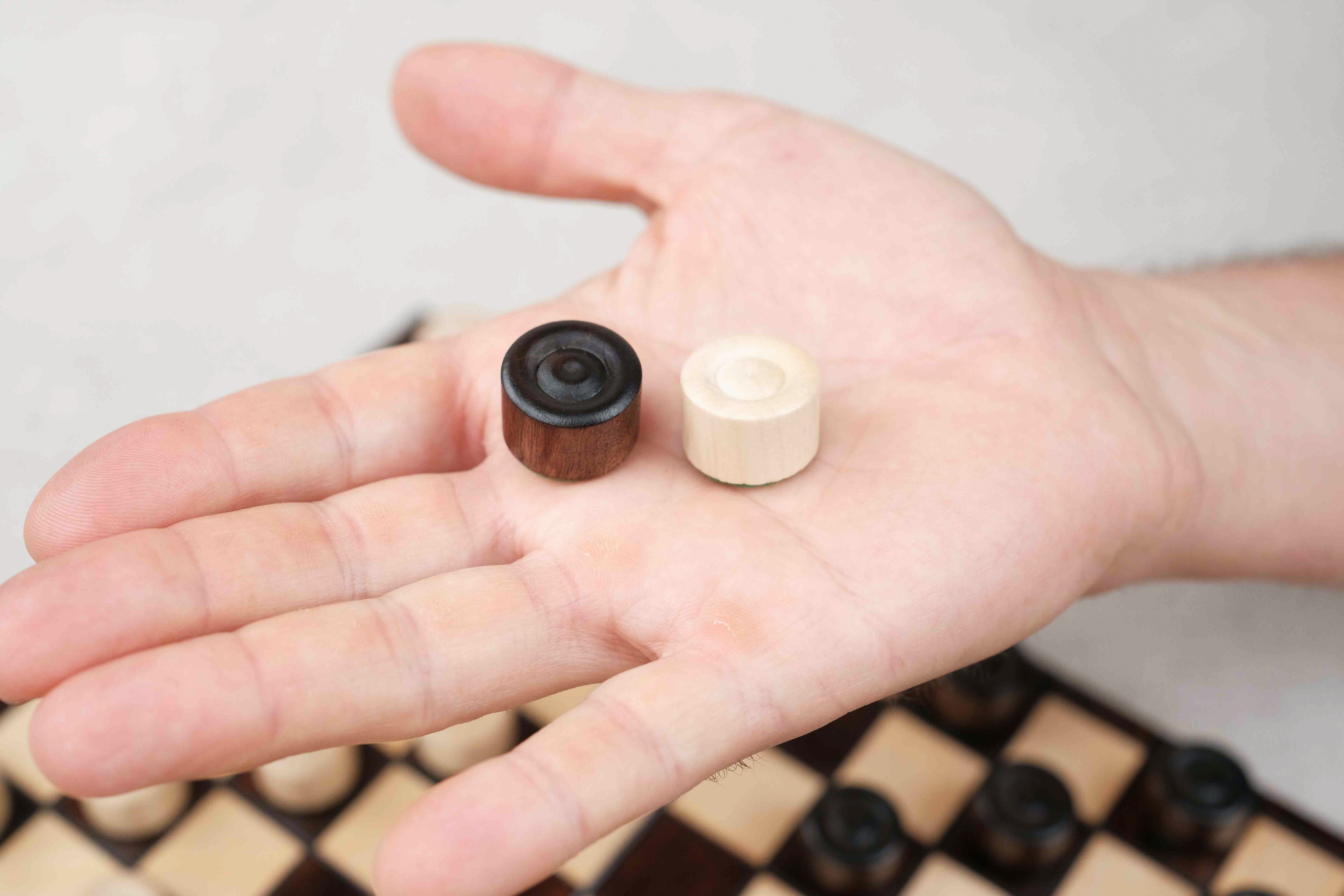 Pions de dames en bois clair et foncé format M