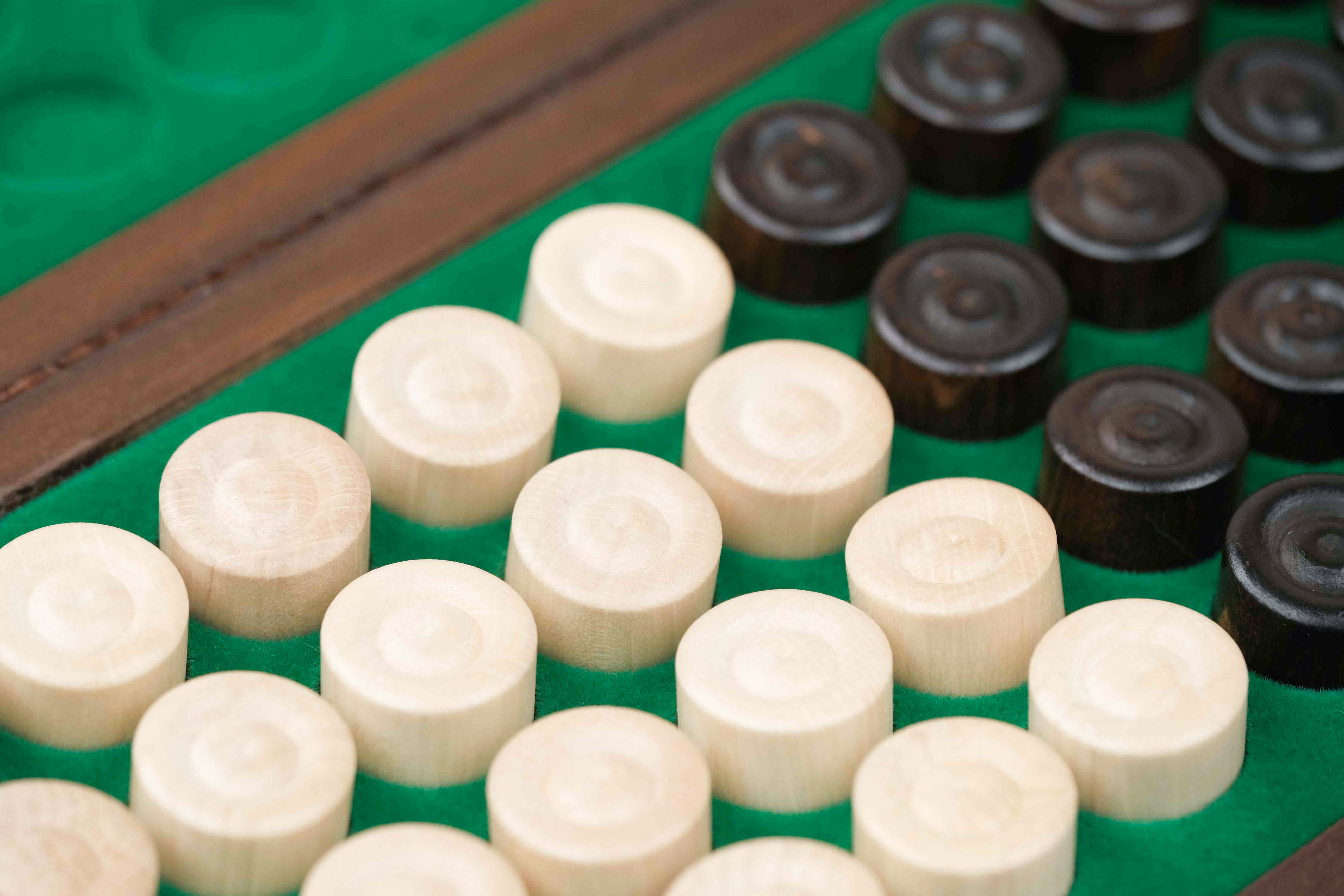 Rangement intérieur feutré vert pour jeu de dames en bois