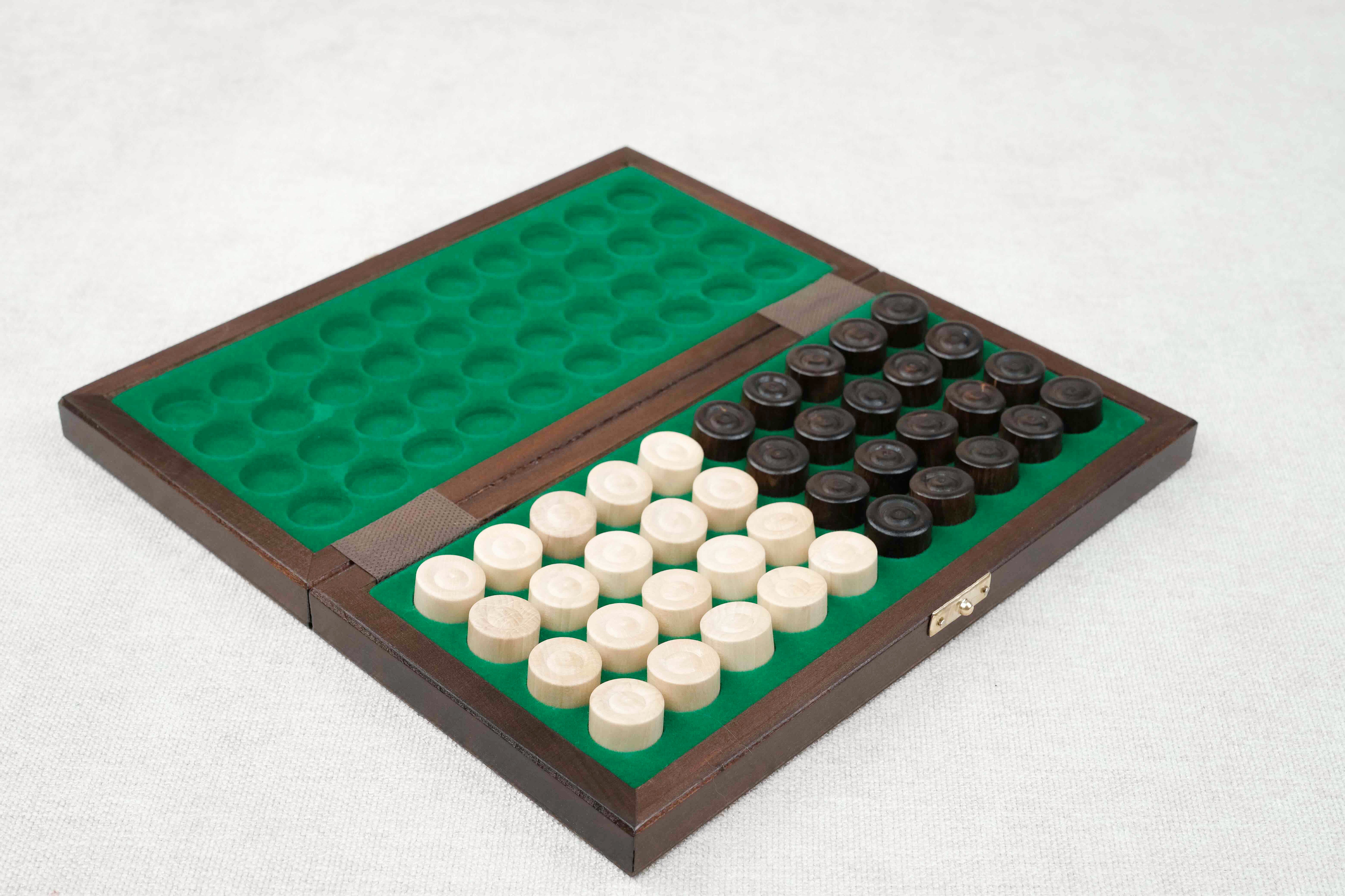 Coffret pliable de dames en bois marron avec pions rangés