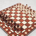 Jeu d’échecs marron clair grand format L en bois avec pièces alignées sur échiquier