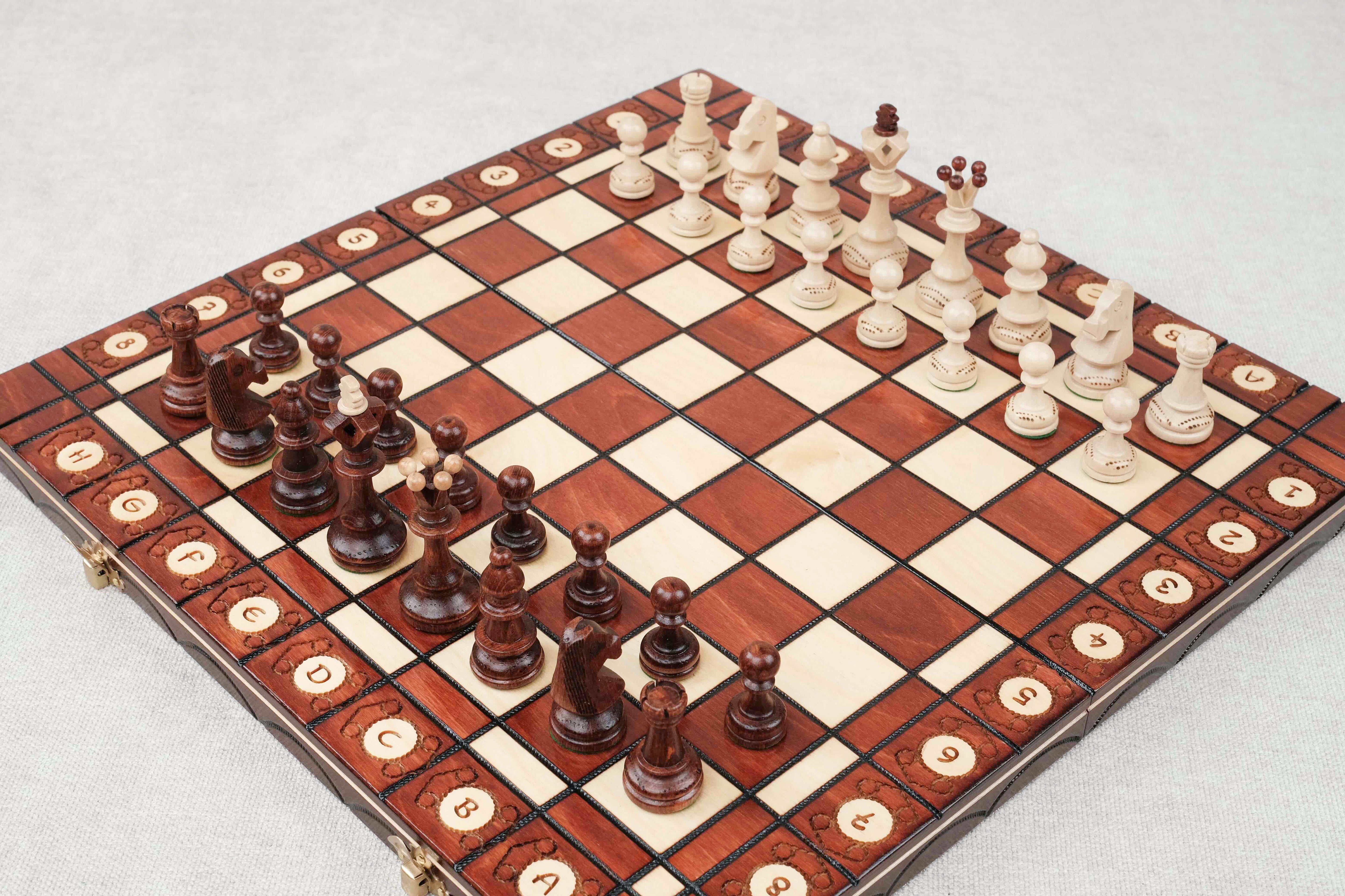 Jeu d’échecs marron clair grand format L en bois avec pièces alignées sur échiquier