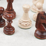 Pièces d’échecs blanche et marron clair en bois avec détails sculptés et gravés
