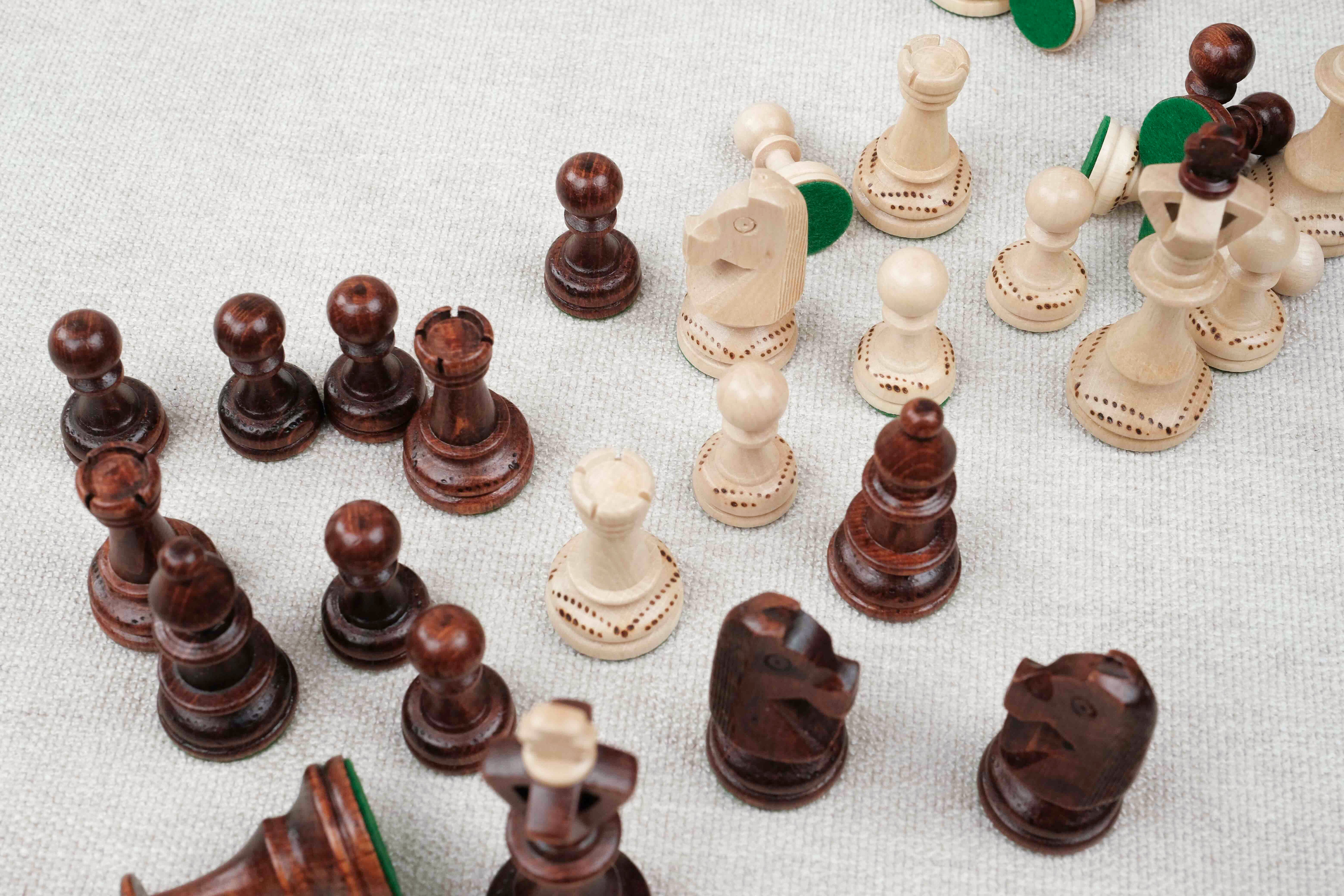 Vrac de pièces d'échecs du jeu grand format L marron clair