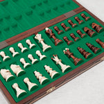 Intérieur feutré et compartimenté du Coffret d’échecs refermable en bois marron clair et naturel, format transportable