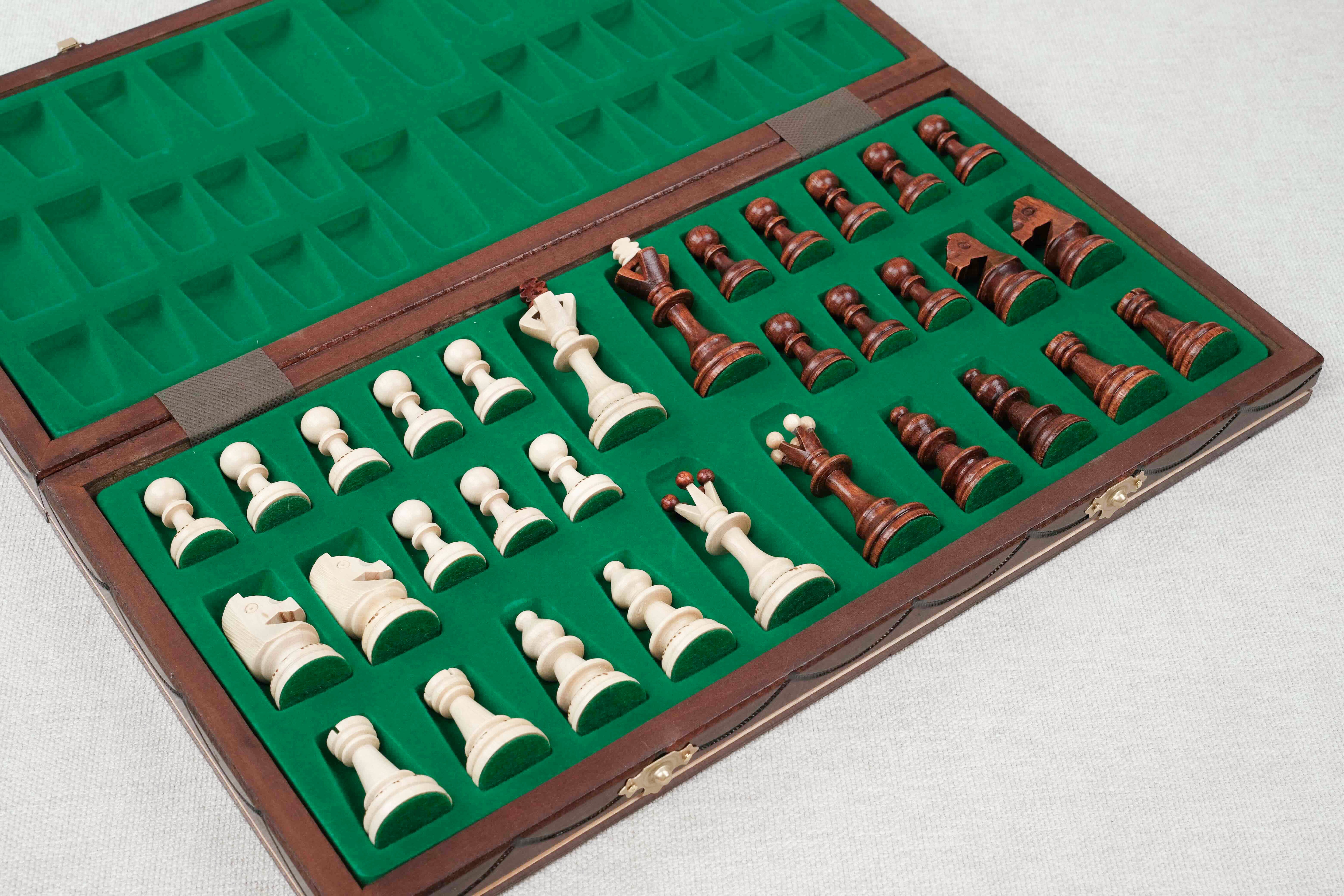 Intérieur feutré et compartimenté du Coffret d’échecs refermable en bois marron clair et naturel, format transportable