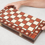 Coffret d’échecs refermable en bois marron clair et naturel, format transportable