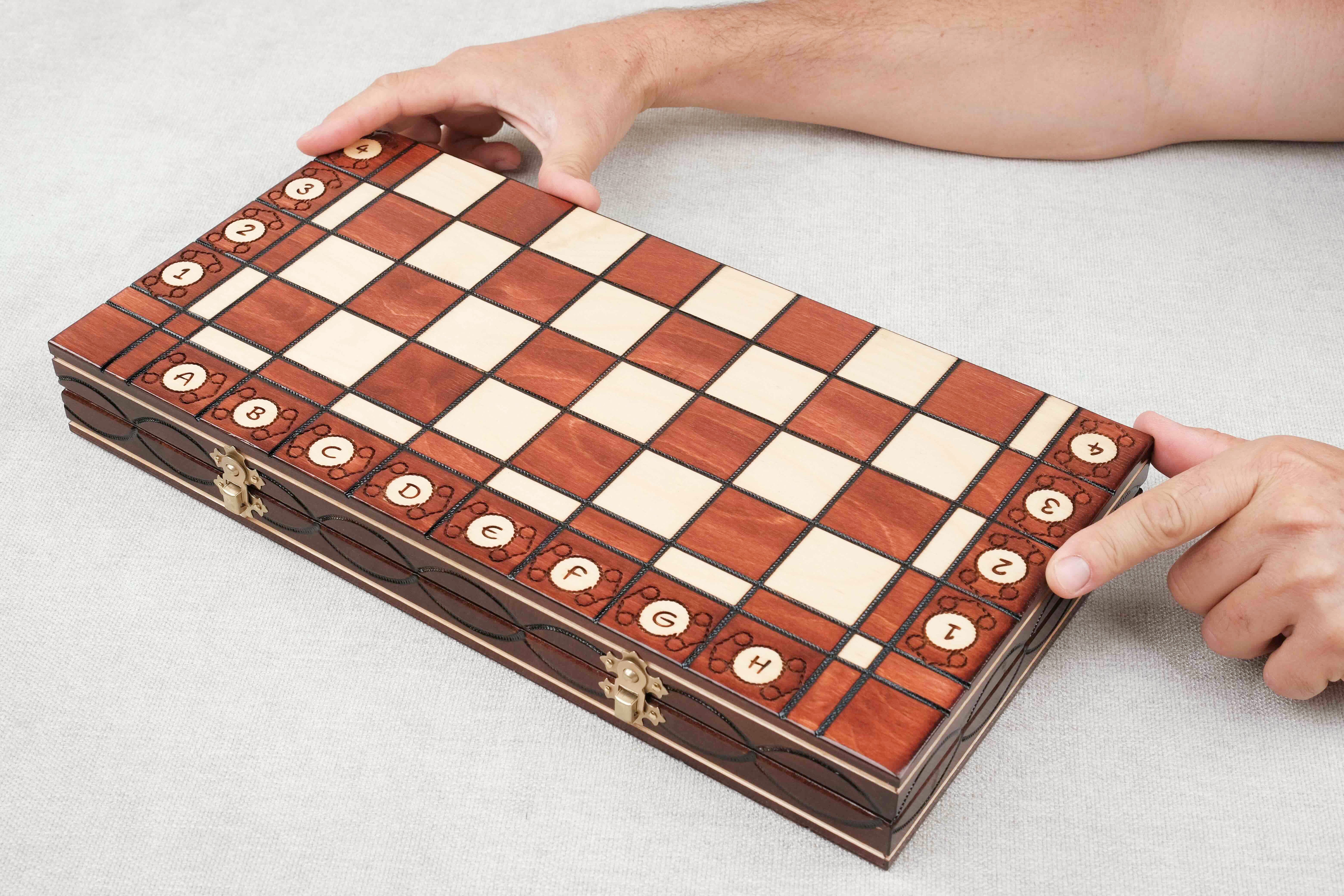 Coffret d’échecs refermable en bois marron clair et naturel, format transportable