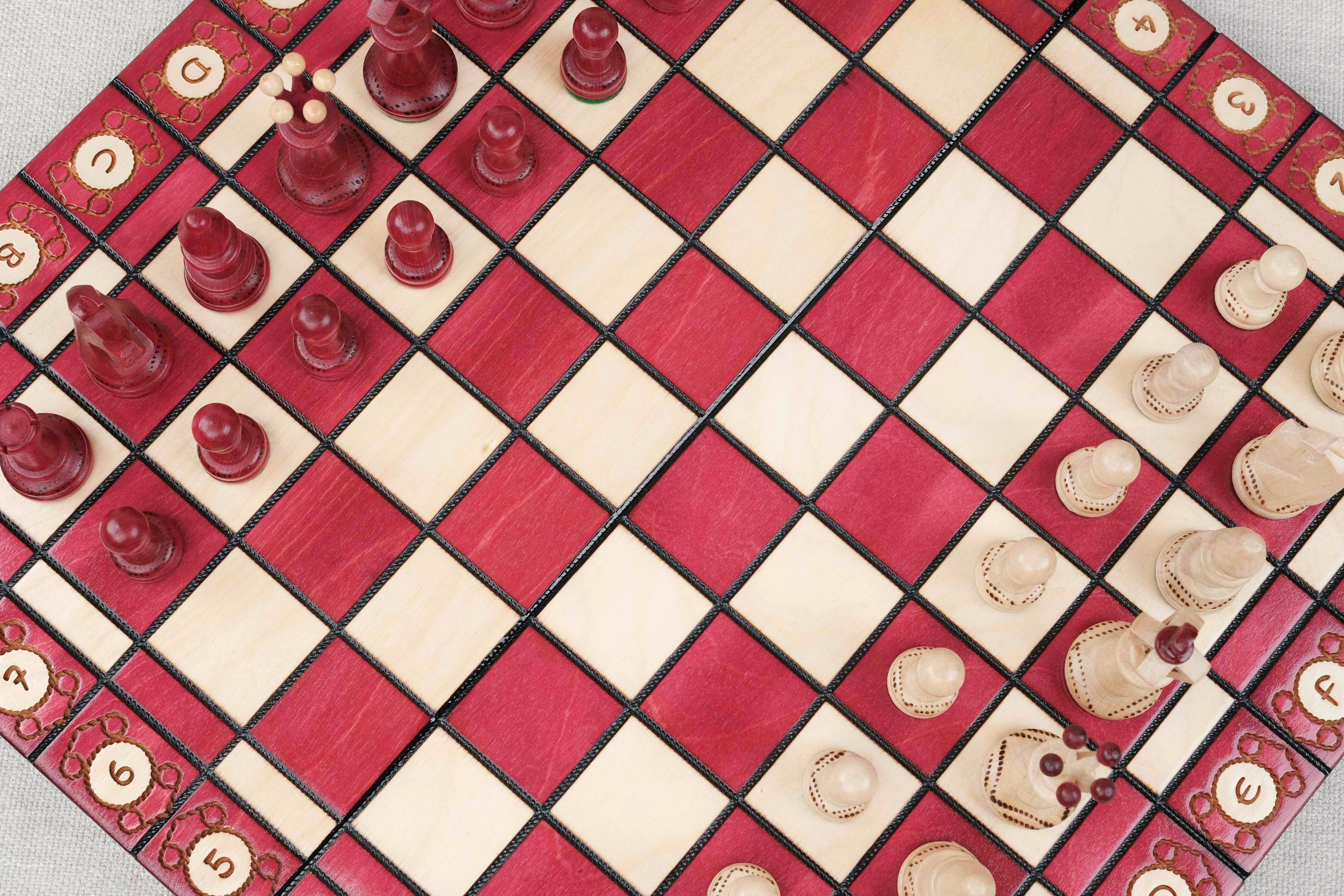 Jeu d’échecs rouge et bois clair, grand format L, plateau ouvert vue du dessus