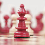 Pion d’échecs en bois rouge avec détails sculptés, format grand L