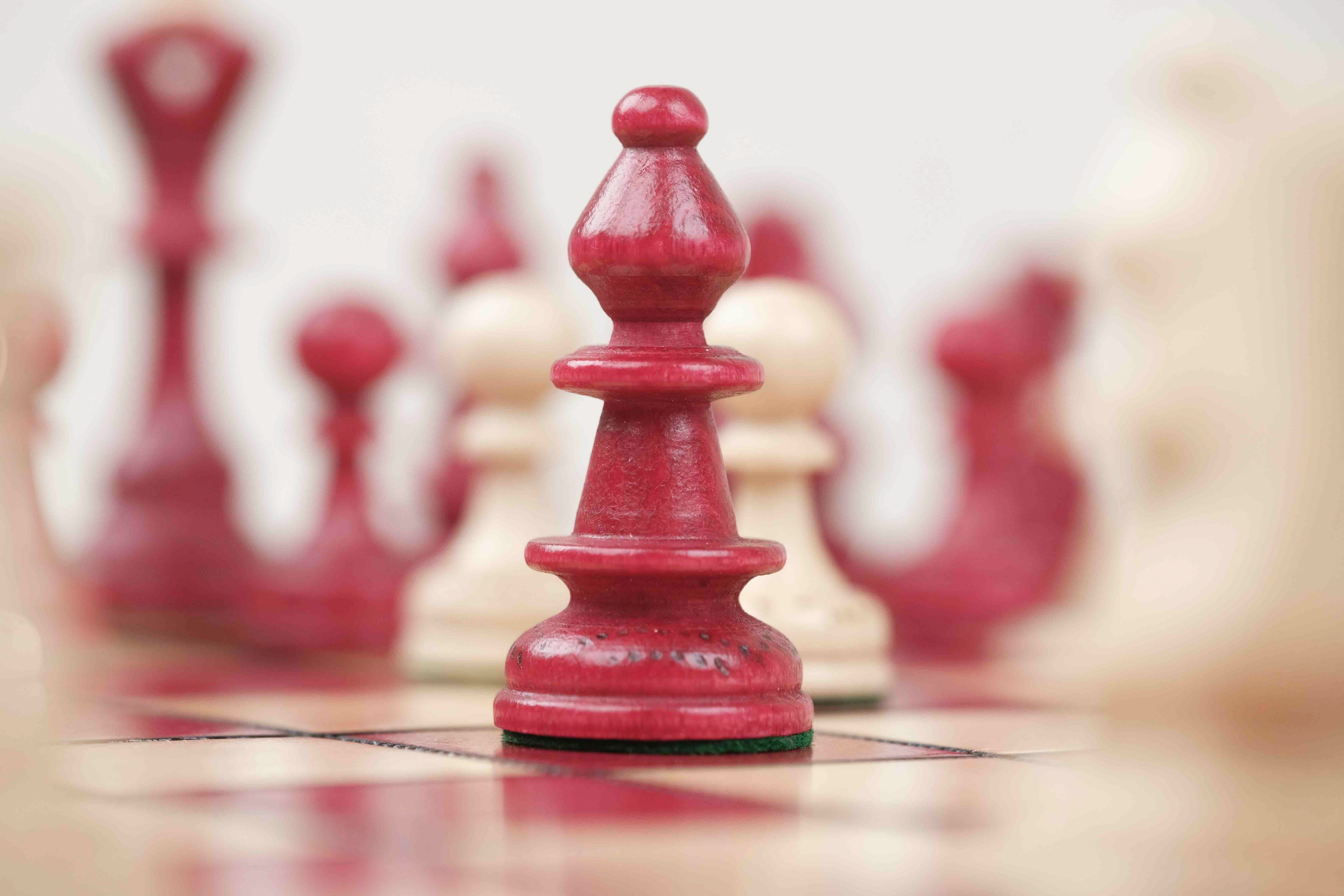 Pion d’échecs en bois rouge avec détails sculptés, format grand L