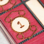 Gravures et numérotation sur le plateau d’échecs en bois rouge grand format