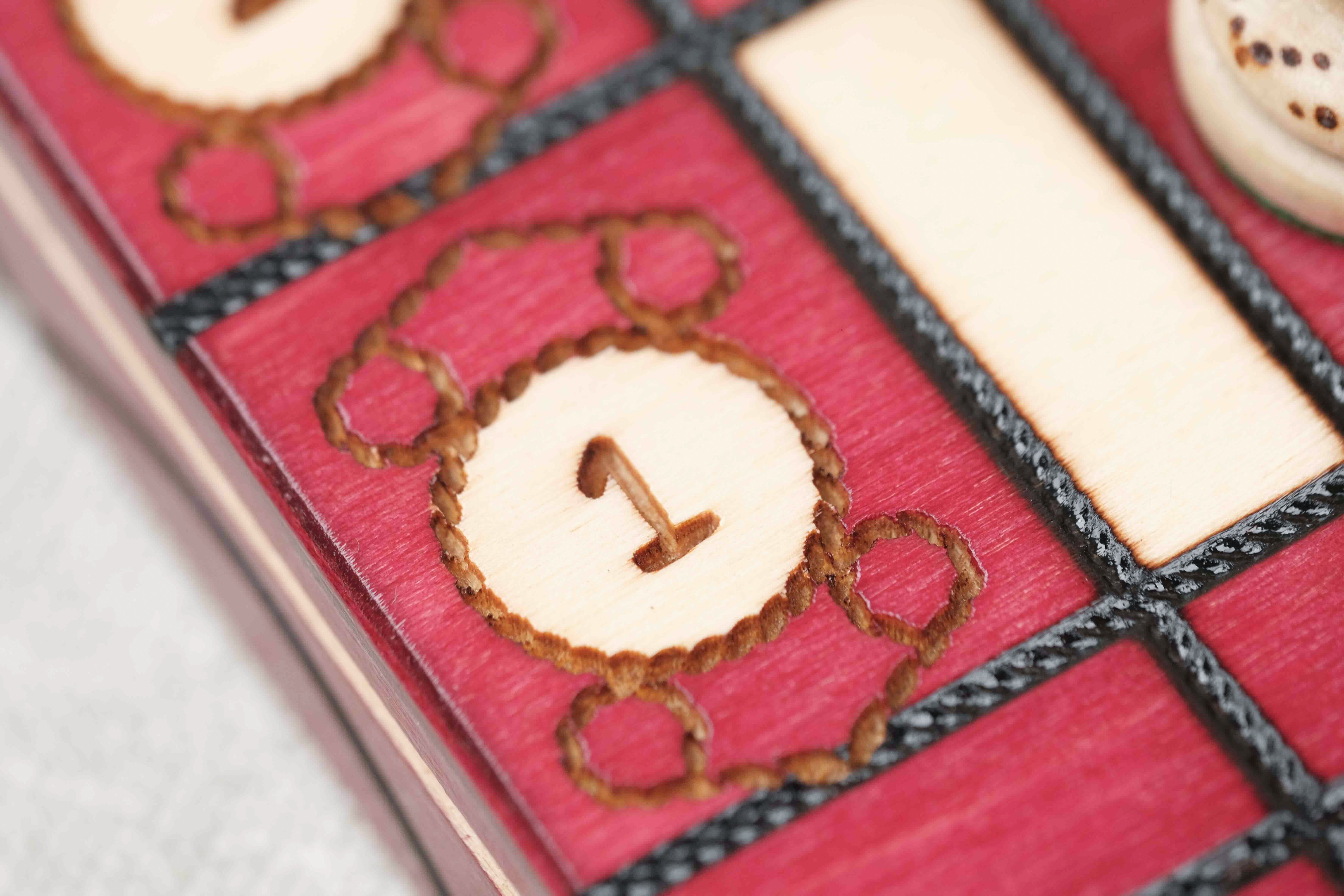 Gravures et numérotation sur le plateau d’échecs en bois rouge grand format