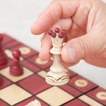 Déplacement d’une pièce d’échecs blanche sur plateau rouge grand format