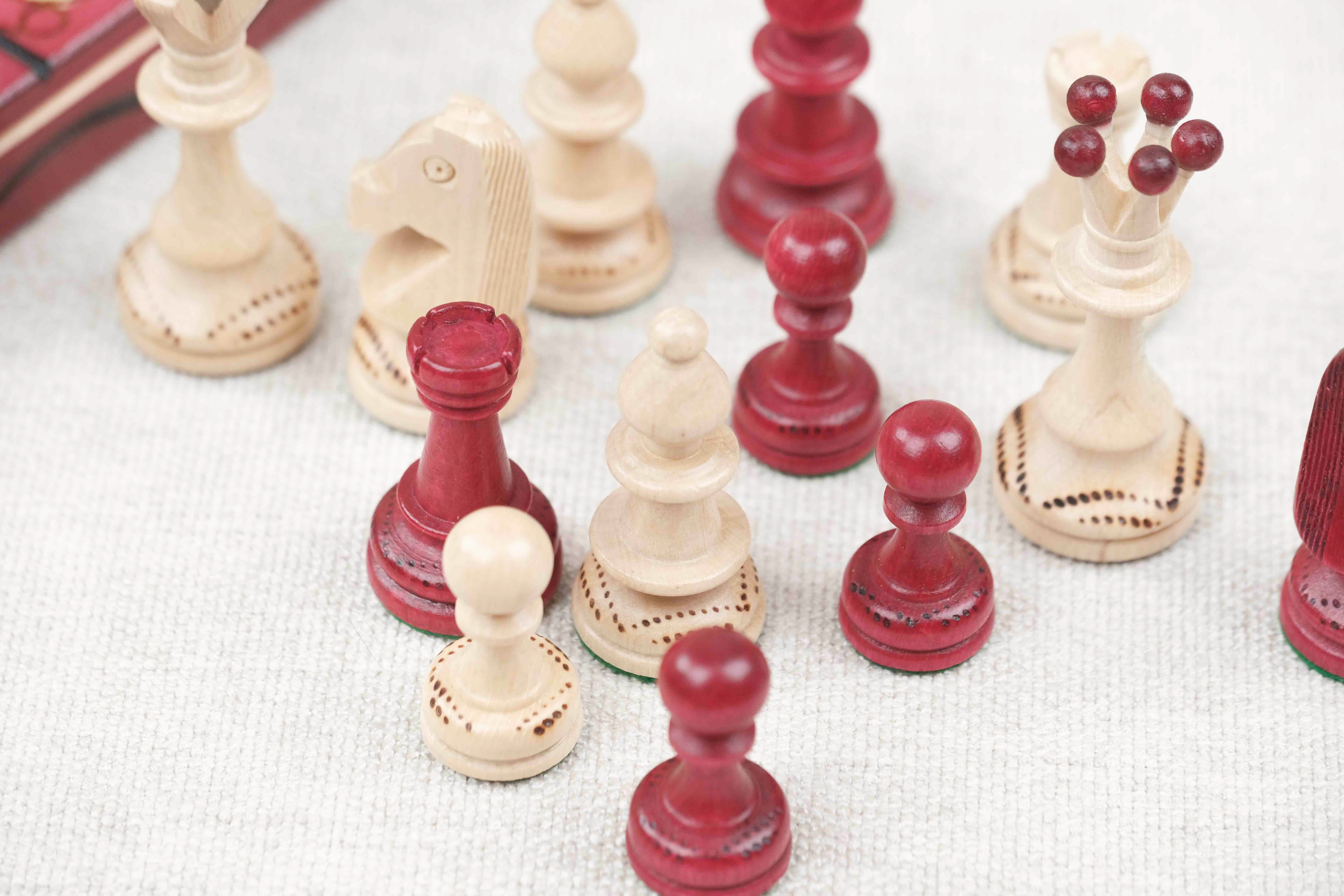 Plateau d’échecs en bois rouge et naturel, grand format L, avec pions détaillés