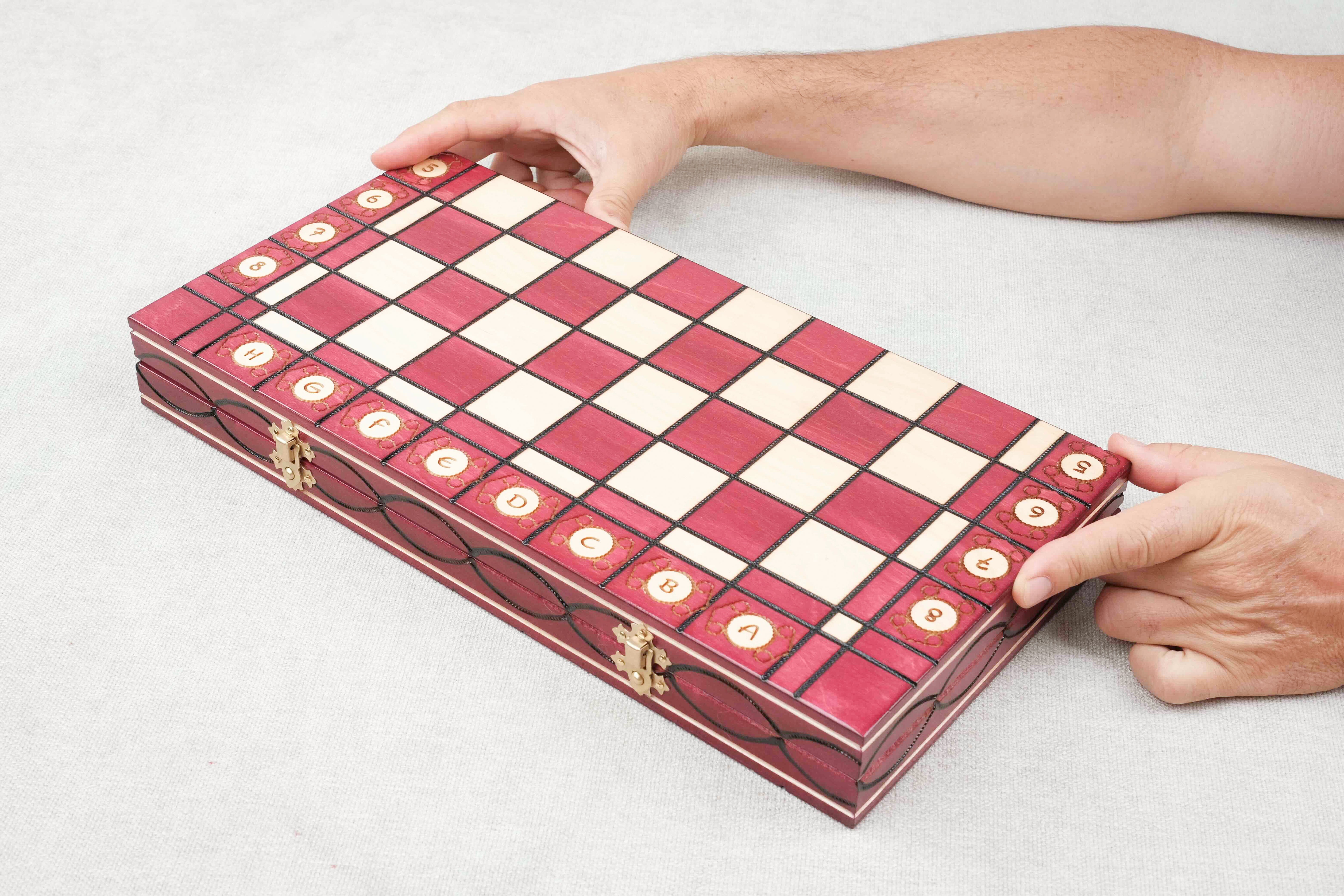Jeu d’échecs rouge et bois clair, grand format L, plateau fermé en perspective