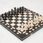 Jeu d’échecs noir grand format L en bois avec pièces alignées sur échiquier