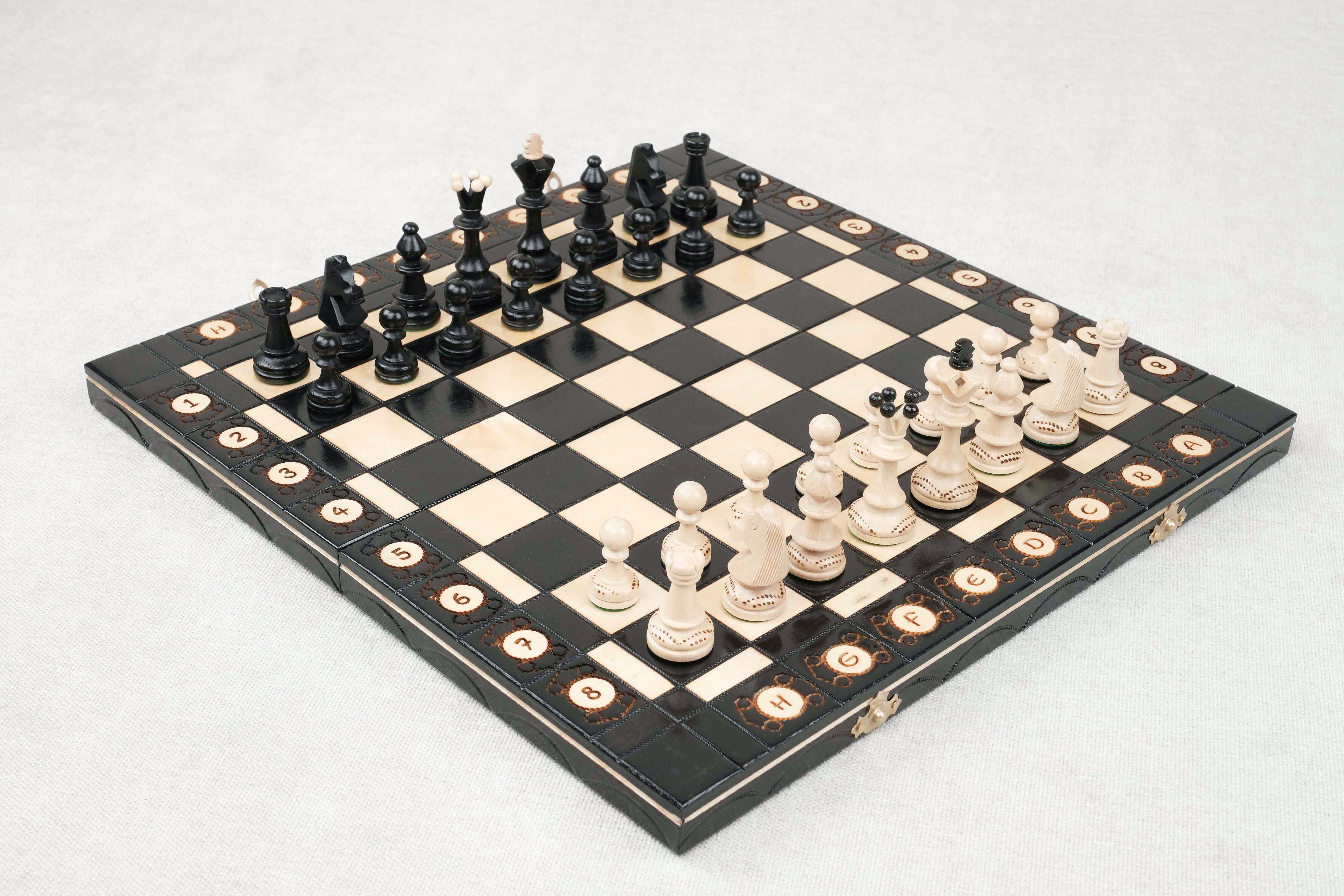 Jeu d’échecs noir grand format L en bois avec pièces alignées sur échiquier
