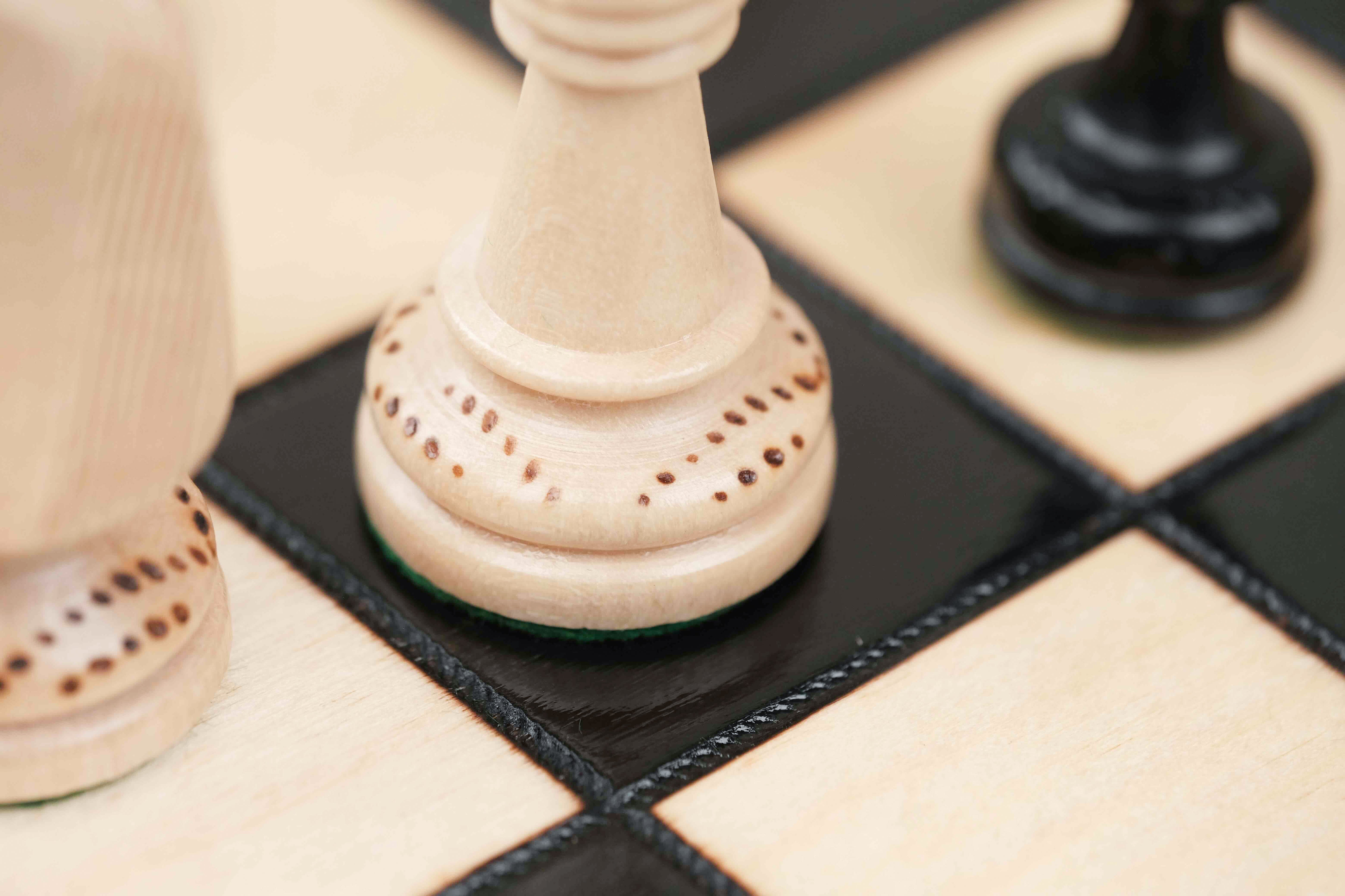 Détails gravure et pièces du plateau d’échecs en bois noir et naturel, grand format L