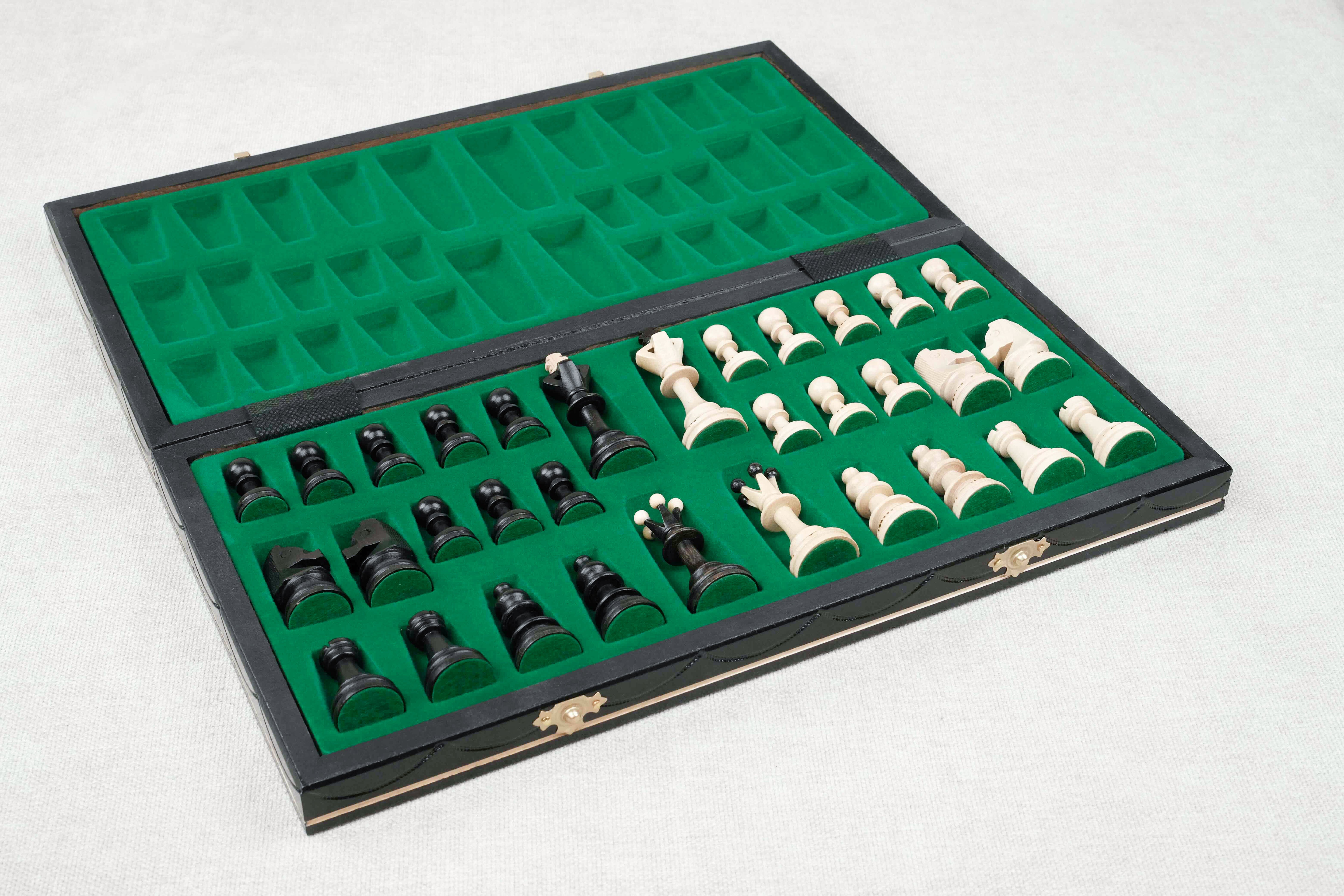 Intérieur feutrine compartimenté du coffret d’échecs refermable en bois noir et naturel, format transportable