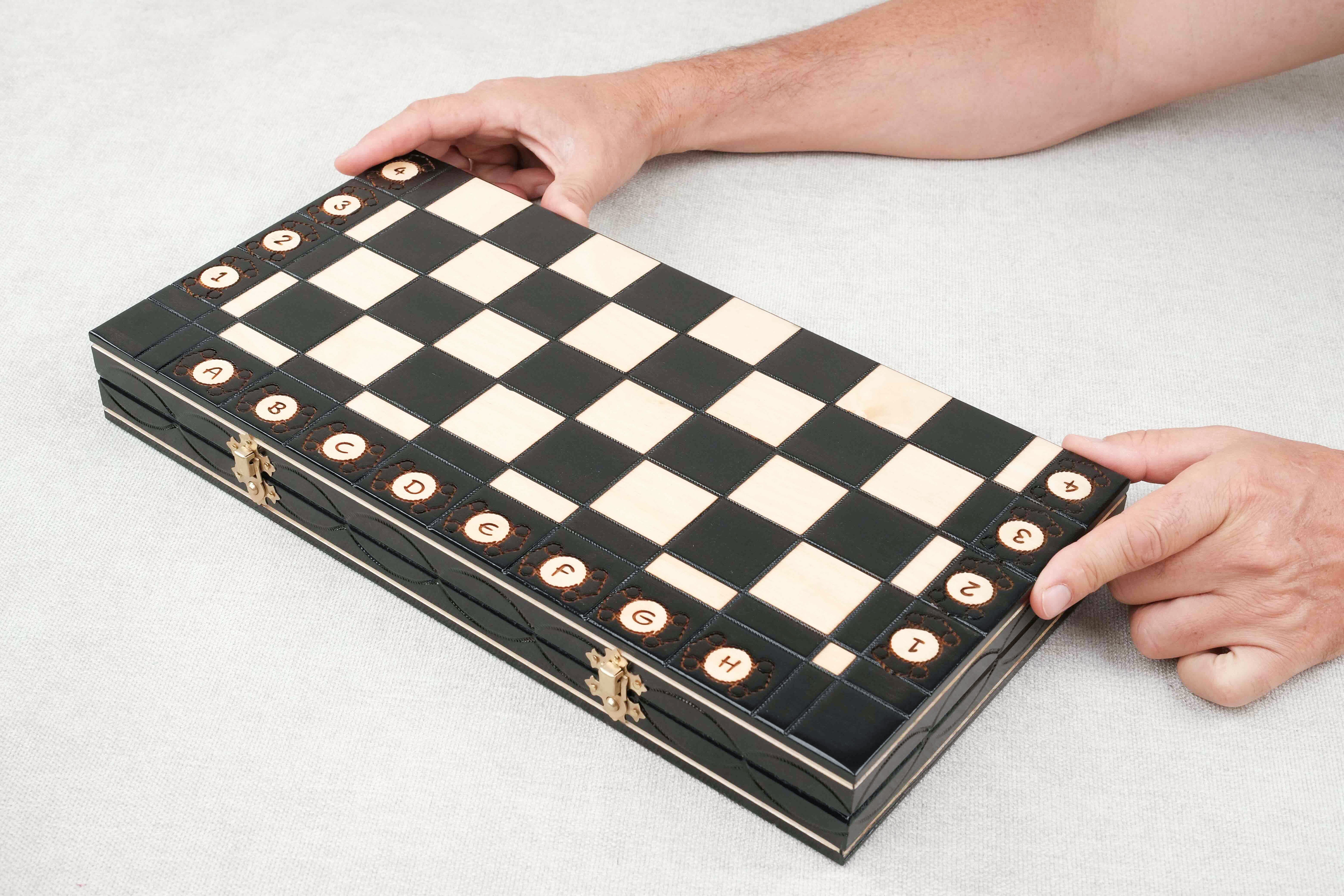 Coffret d’échecs refermable en bois noir et naturel, format transportable