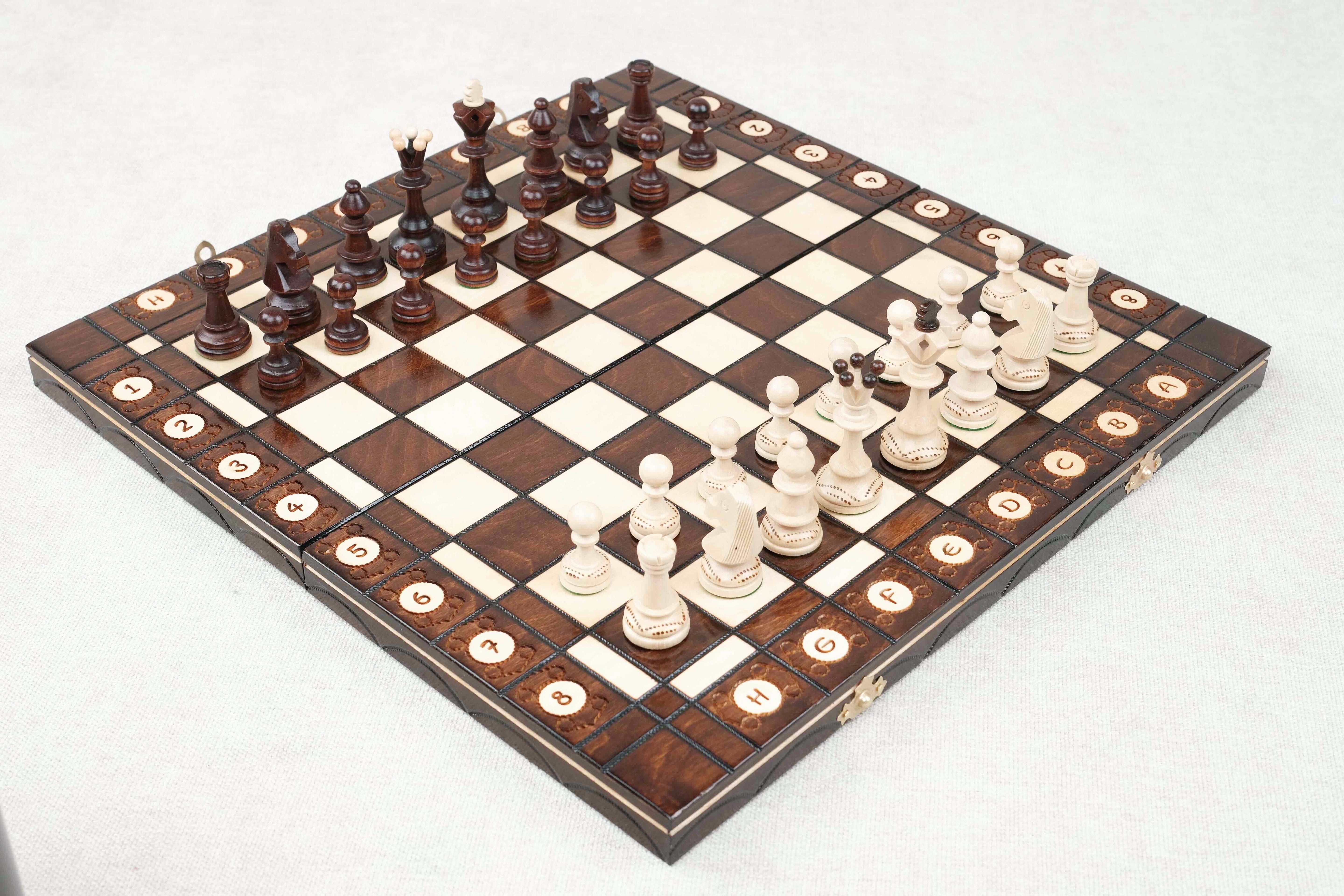 Plateau d'échec en bois foncé ouvert avec pièces en position de jeu