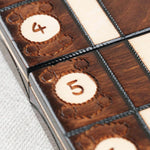 Plateau gravé vu de dessus avec lettres et chiffres