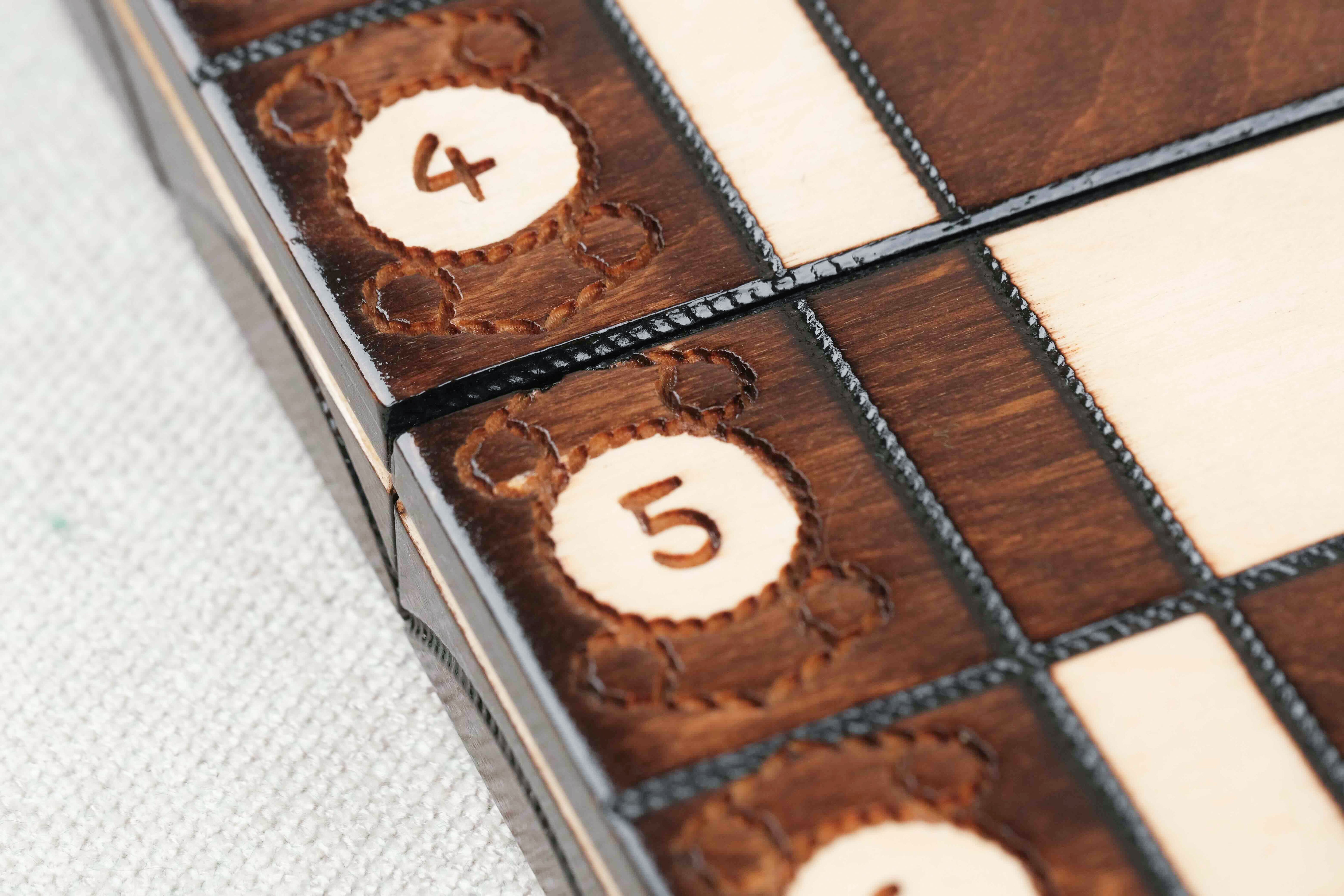 Plateau gravé vu de dessus avec lettres et chiffres