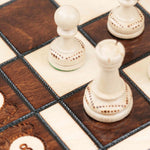 Pièce en déplacement sur le plateau verni