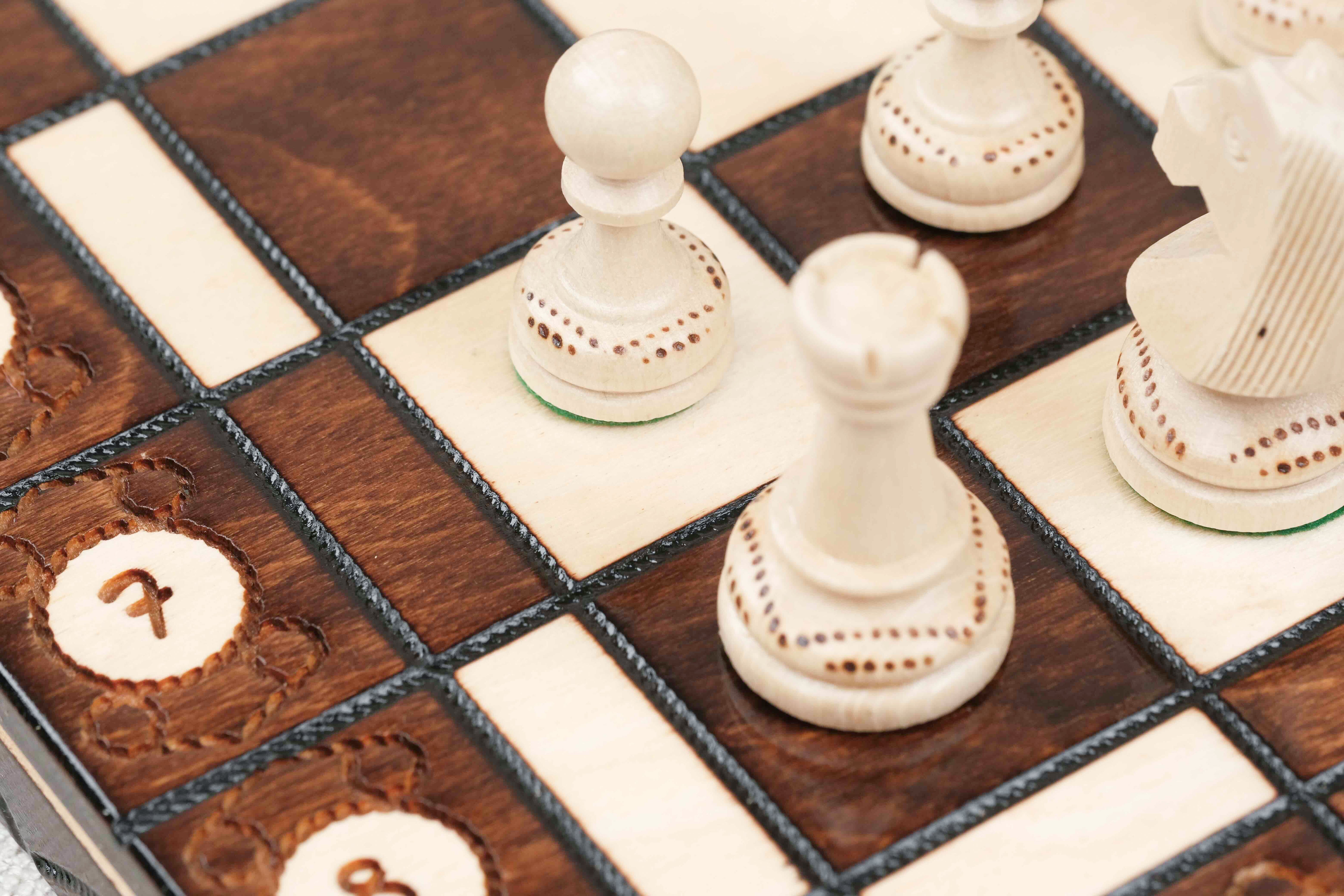 Pièce en déplacement sur le plateau verni