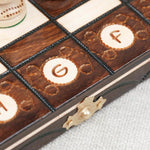 Détails de l'ouverture et zoom su les gravure lettres