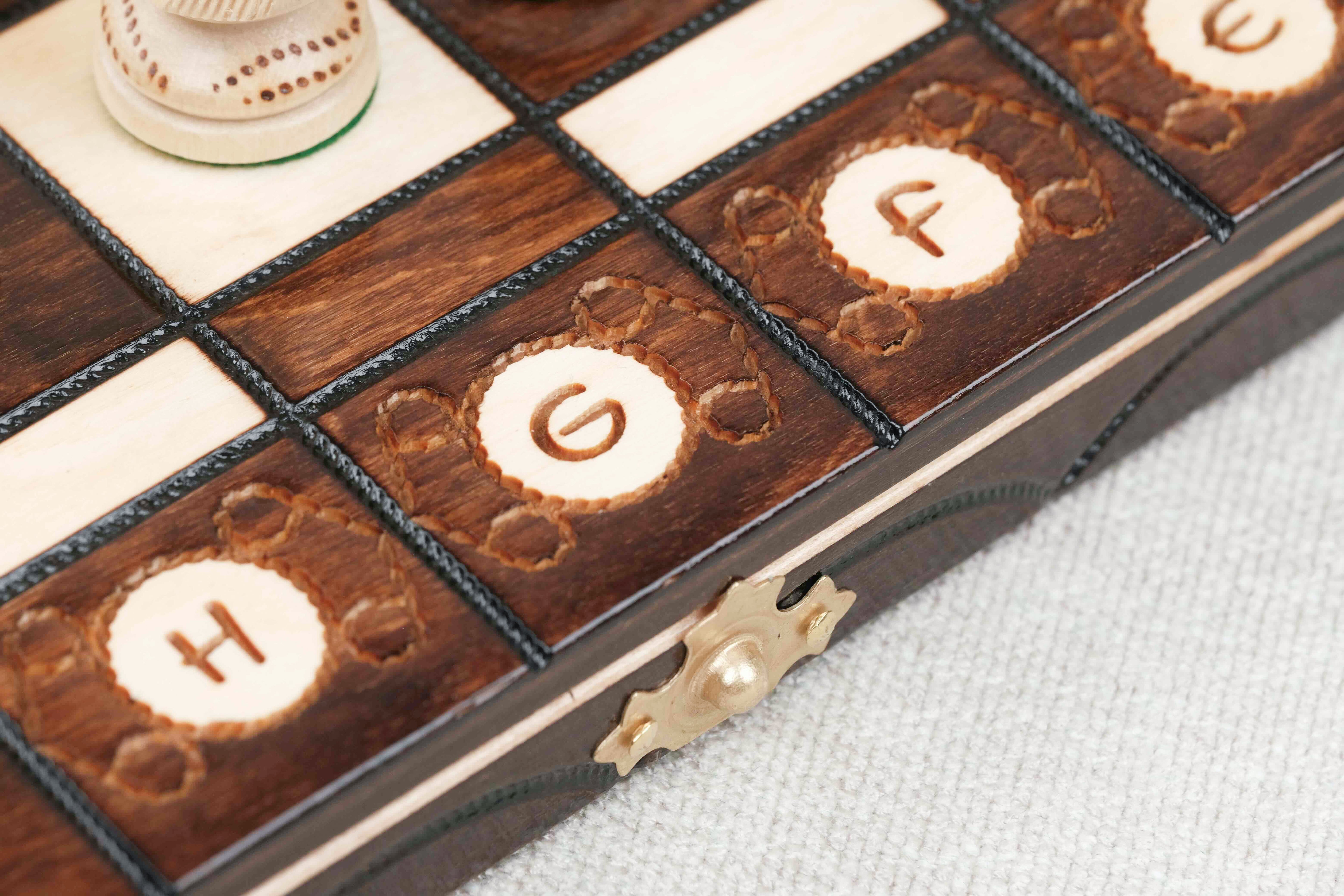 Détails de l'ouverture et zoom su les gravure lettres