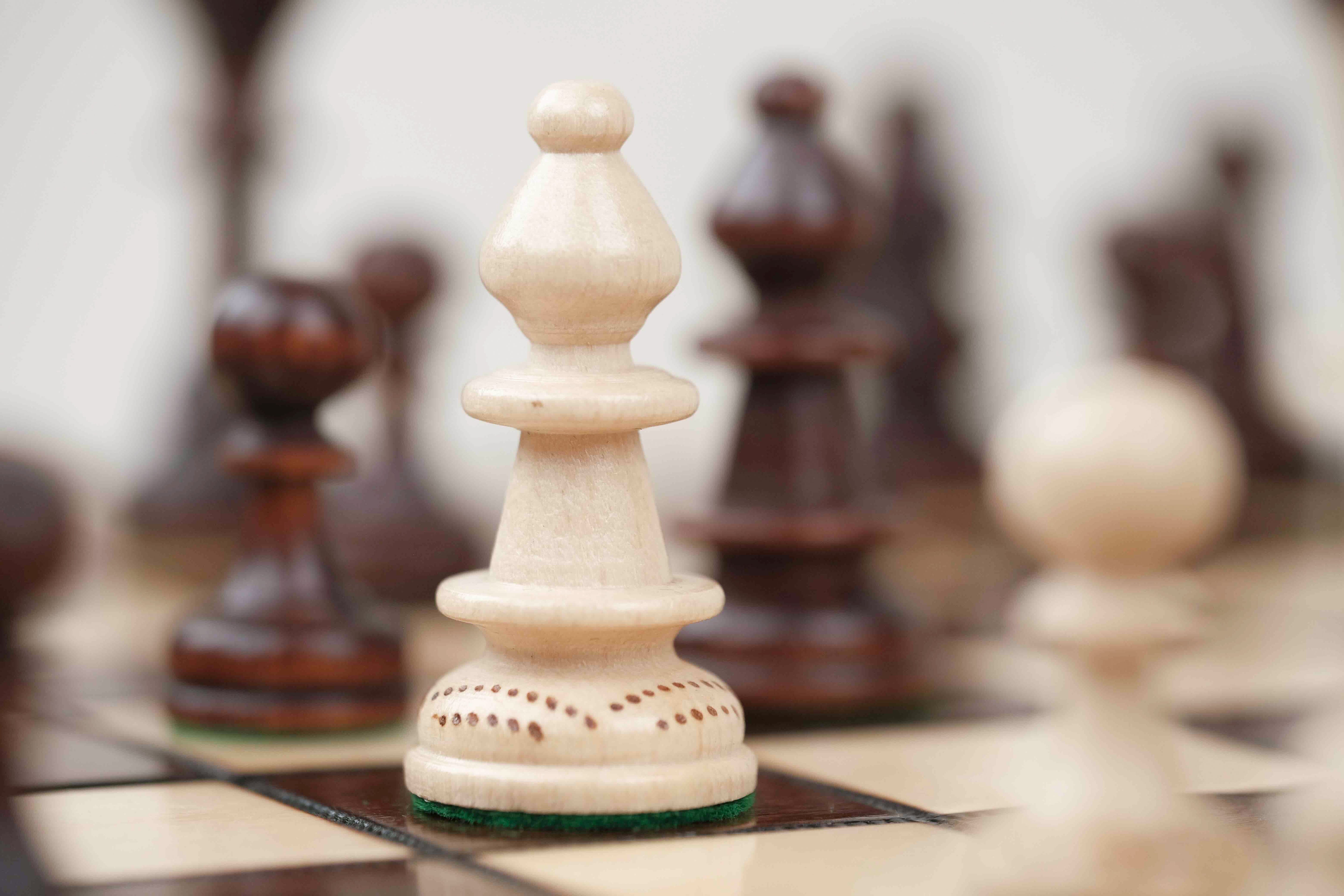 Détail d’une pièce blanche sculptée sur l’échiquier