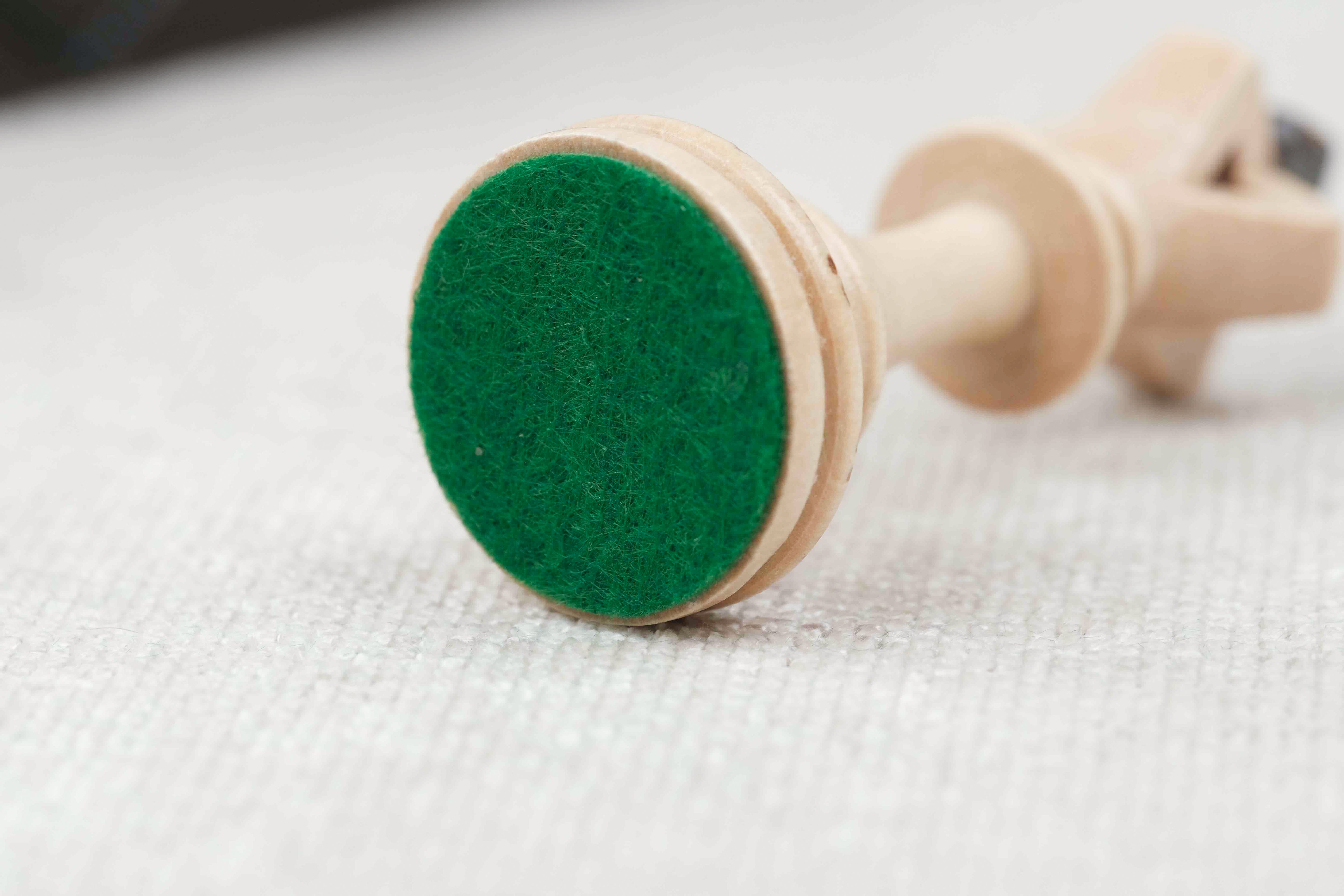 Pièces vues de dessous avec base en feutrine