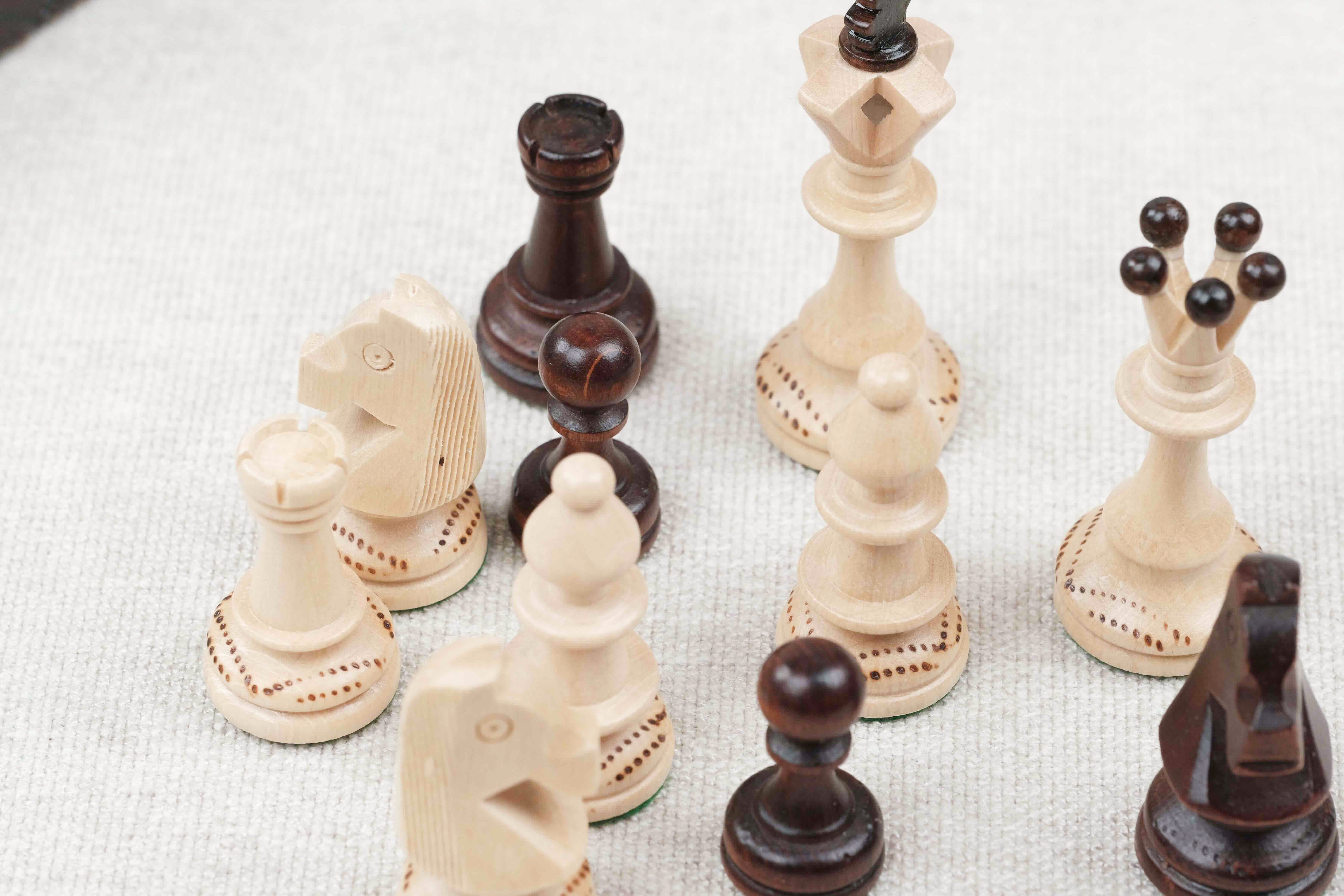 Détail d'un ensemble de pièce blanche et marron