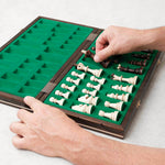 Zoom sur l’intérieur du coffret avec compartiments feutrés