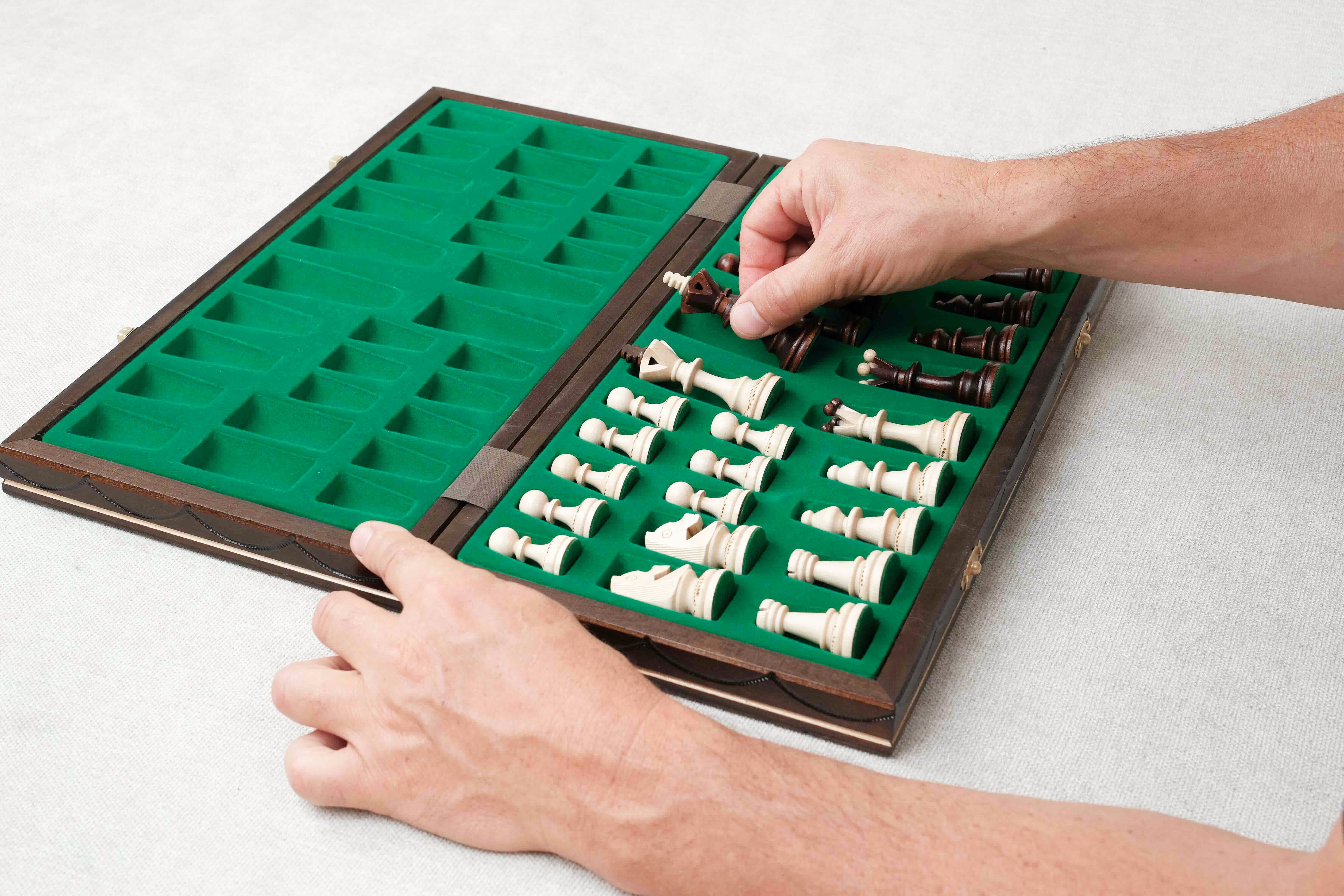 Zoom sur l’intérieur du coffret avec compartiments feutrés